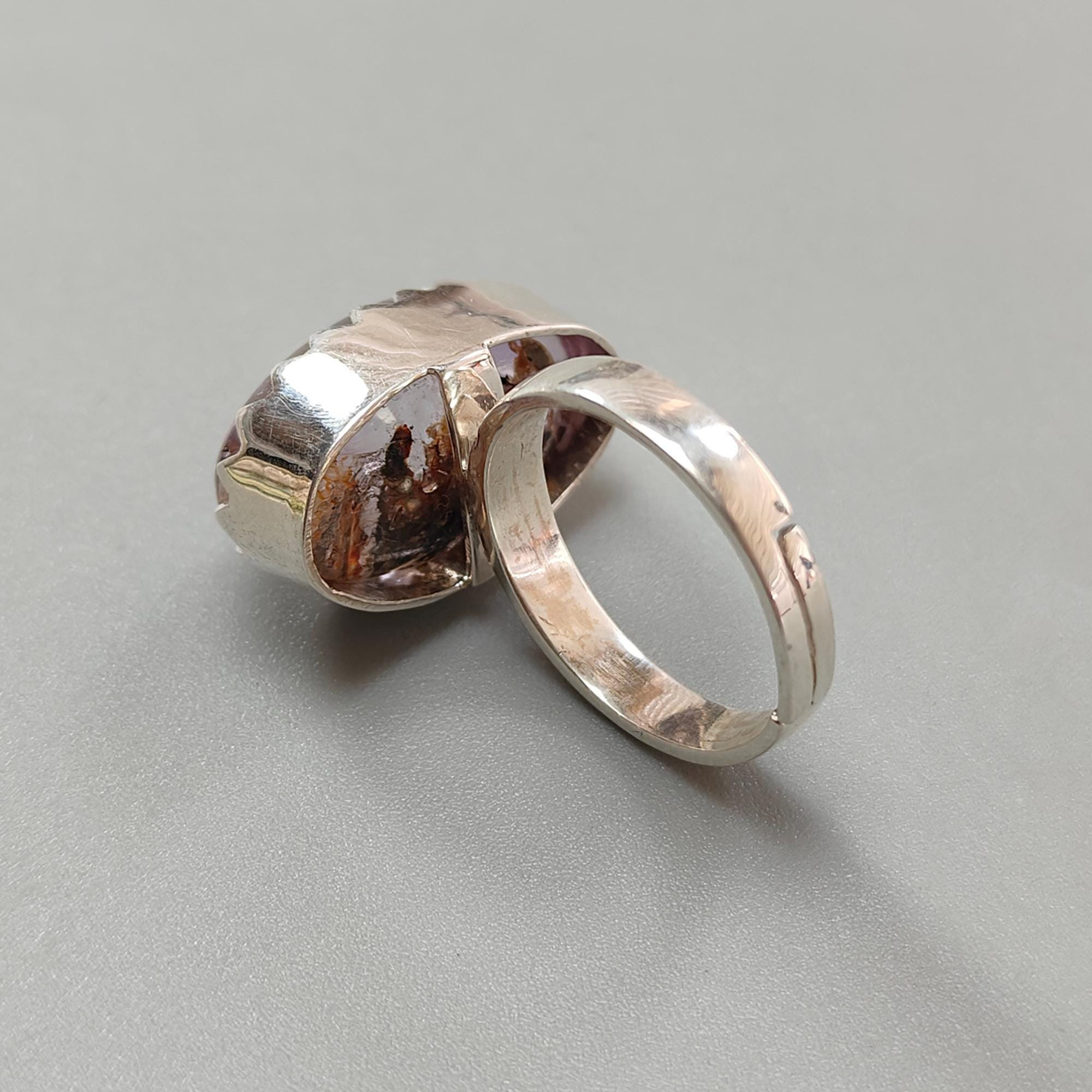 Anillo con engaste biselado