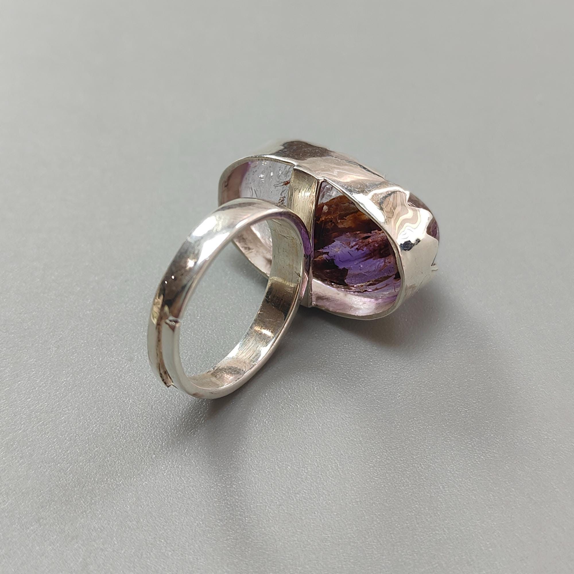 Anillo con engaste biselado