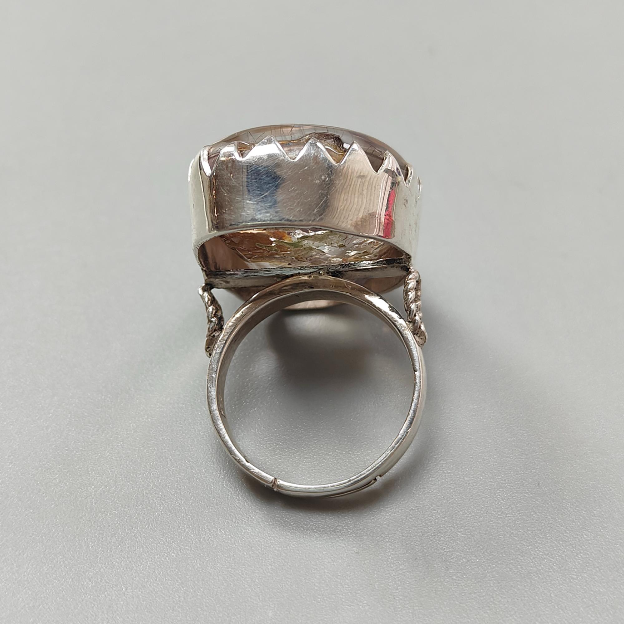 Anello con pietra preziosa