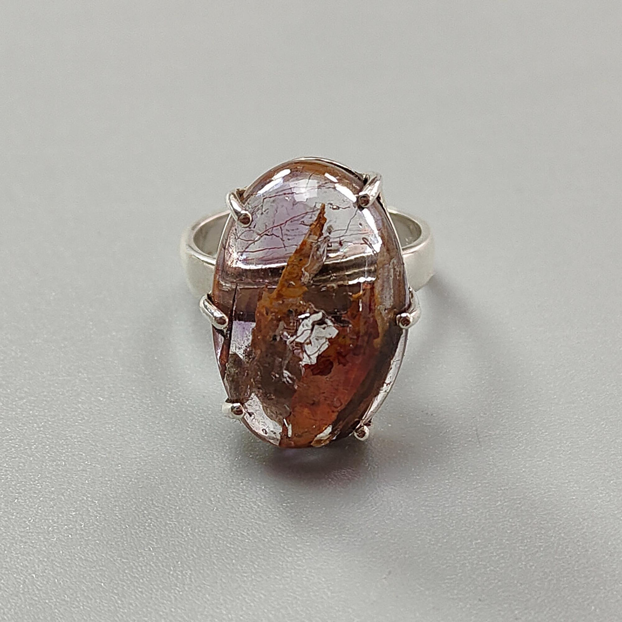 Anello con pietra preziosa