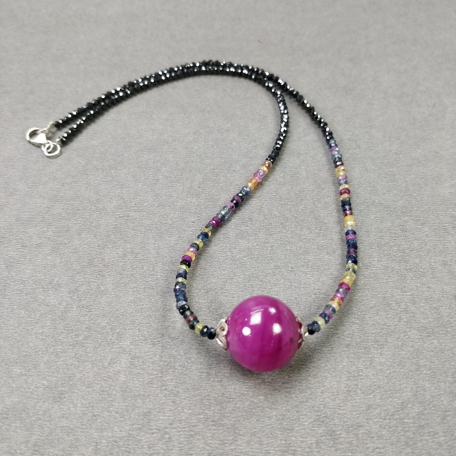 Collier en pierres précieuses
