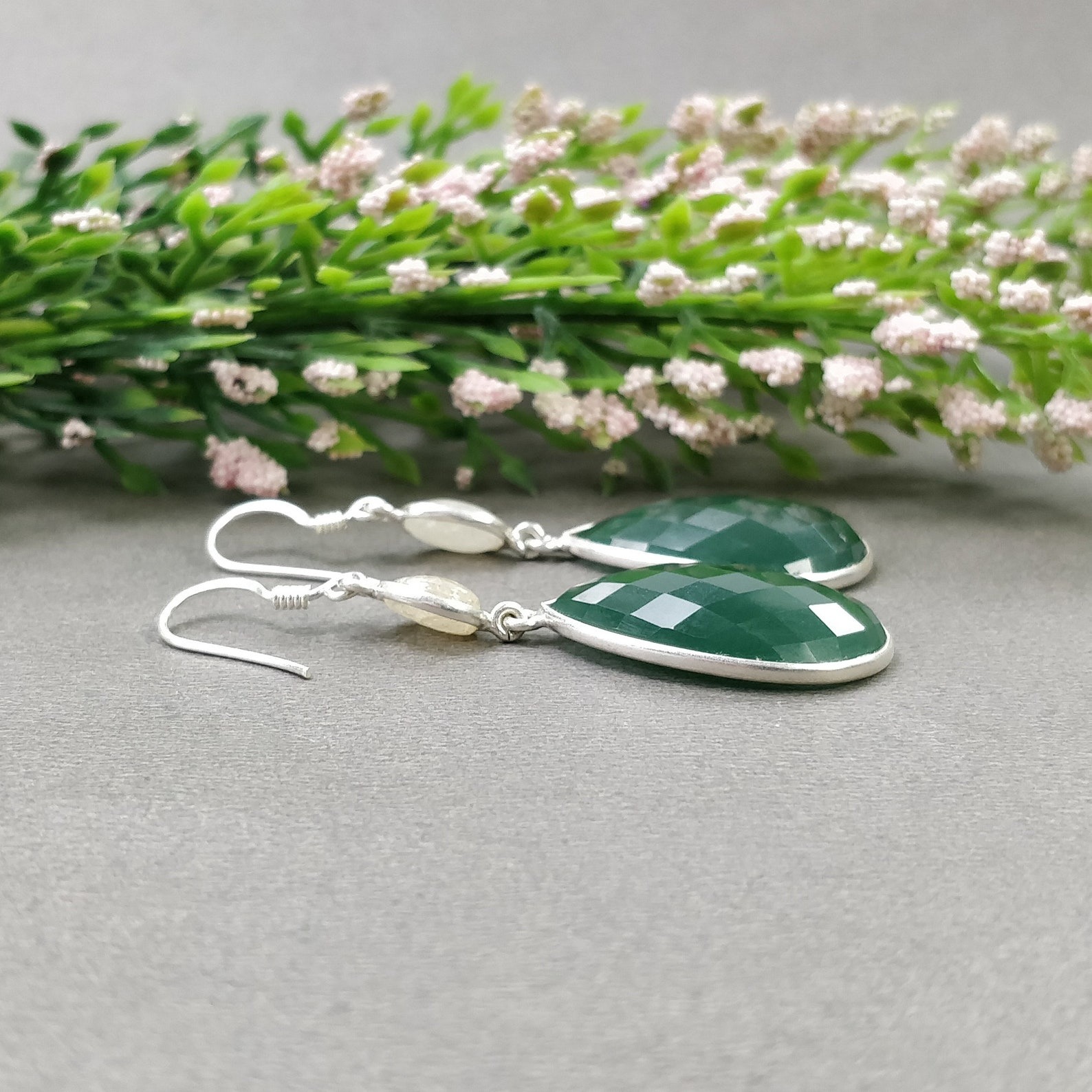 宝石のイヤリング