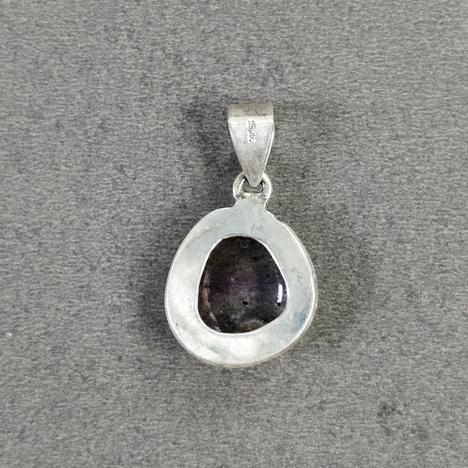 colgante con engaste de bisel