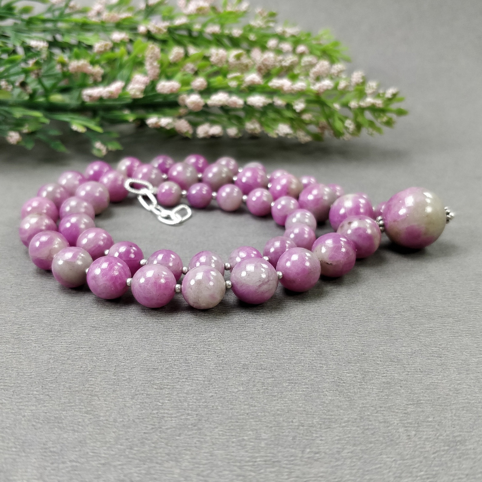 Collar con la piedra de nacimiento