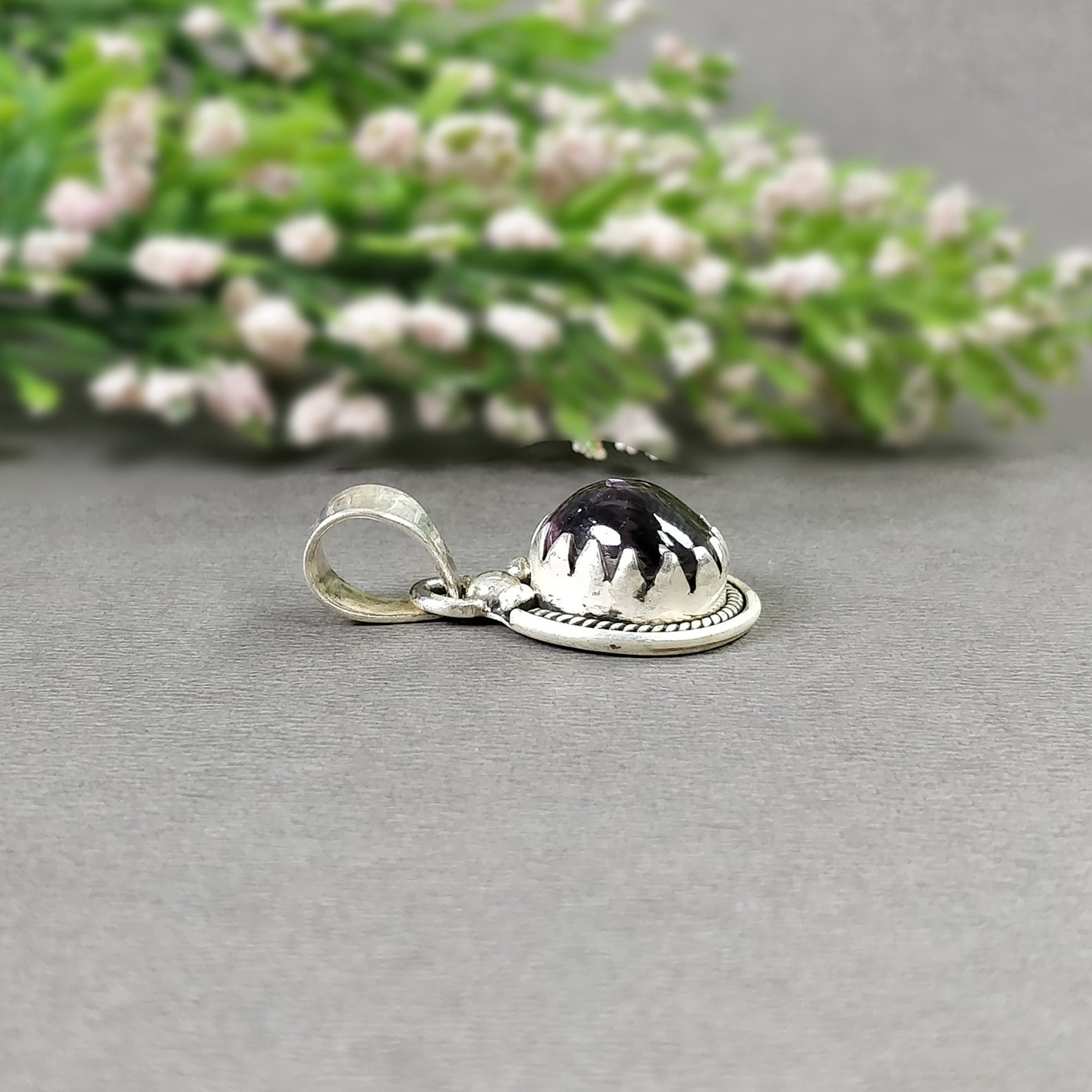 宝石ペンダント