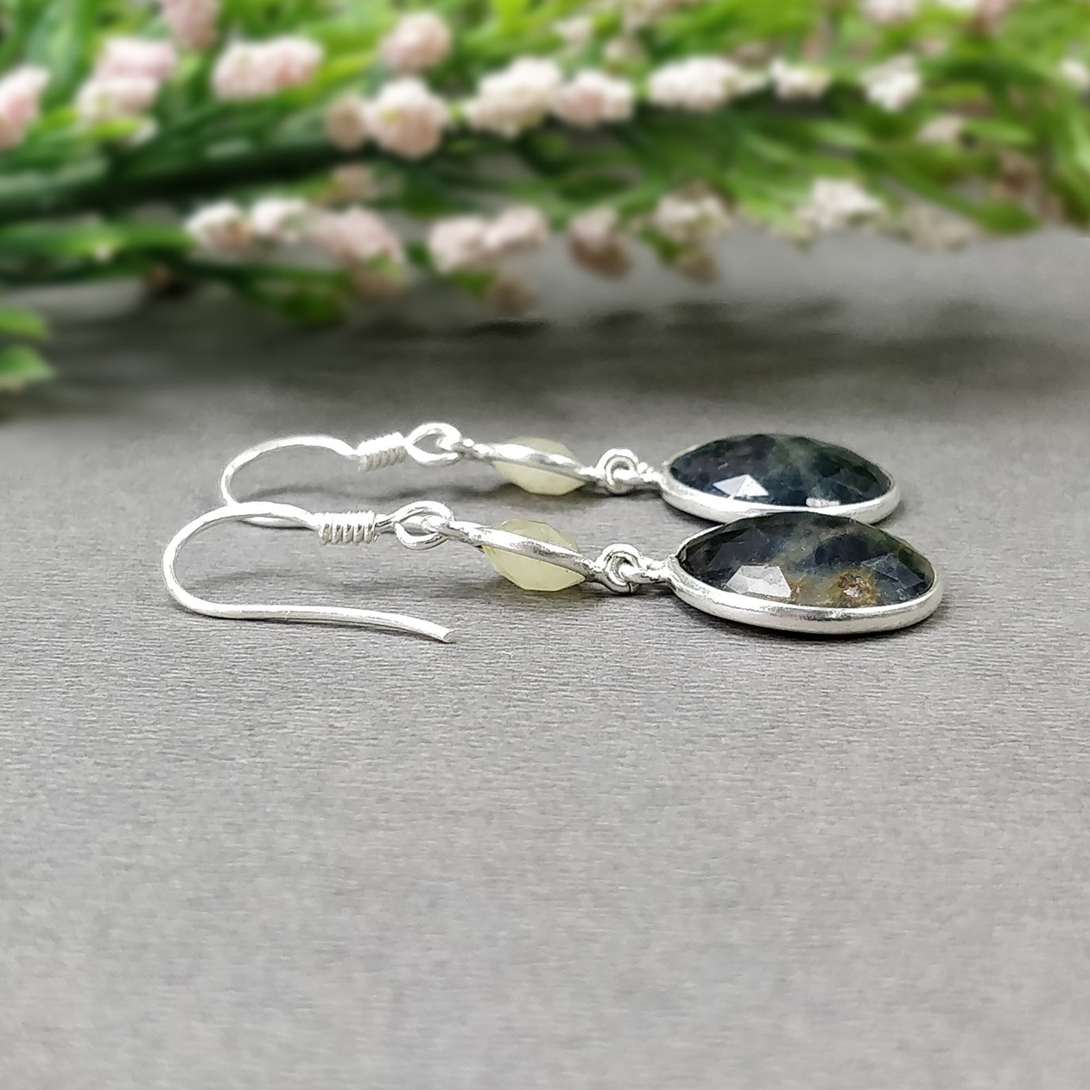 orecchino con pietra preziosa