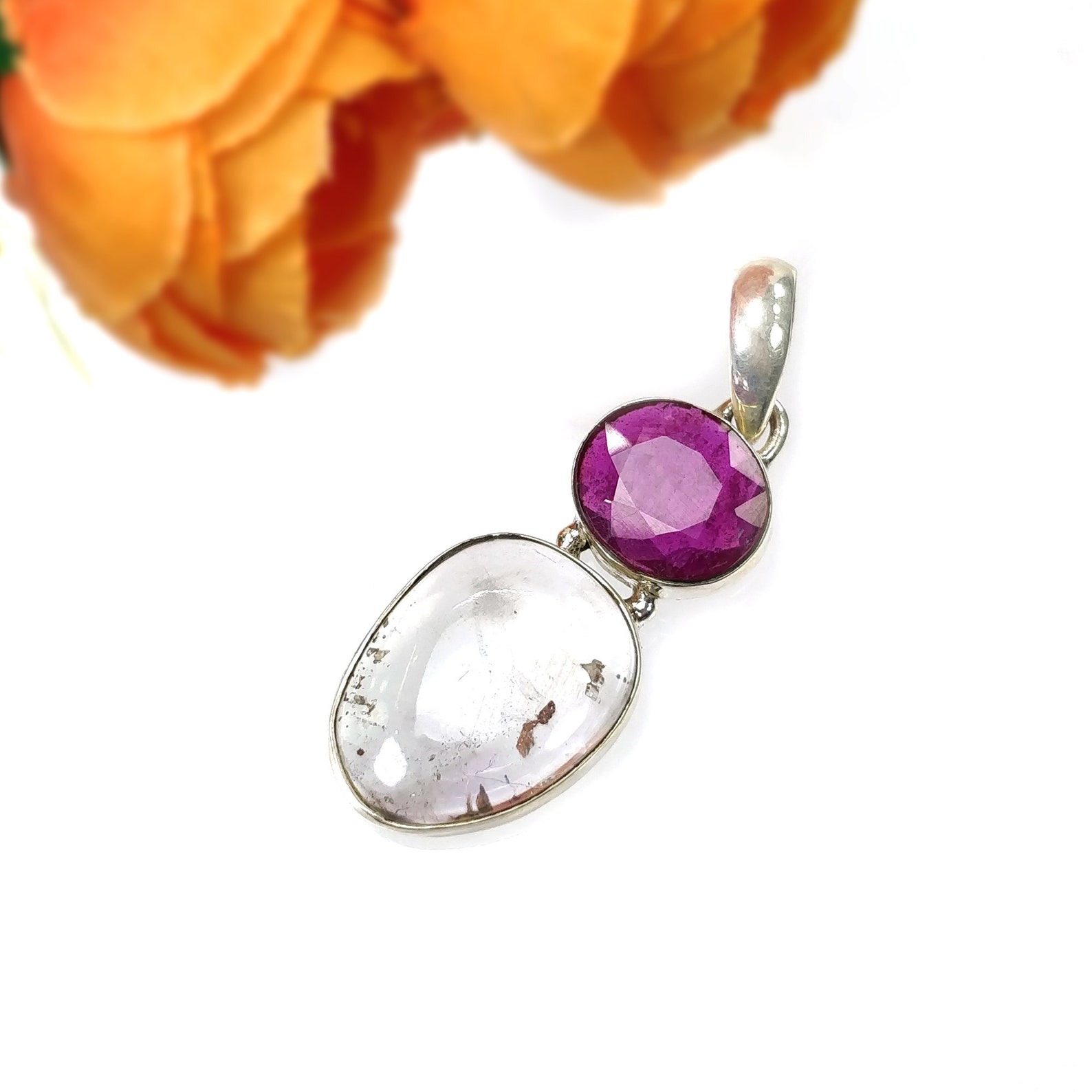 宝石ペンダント