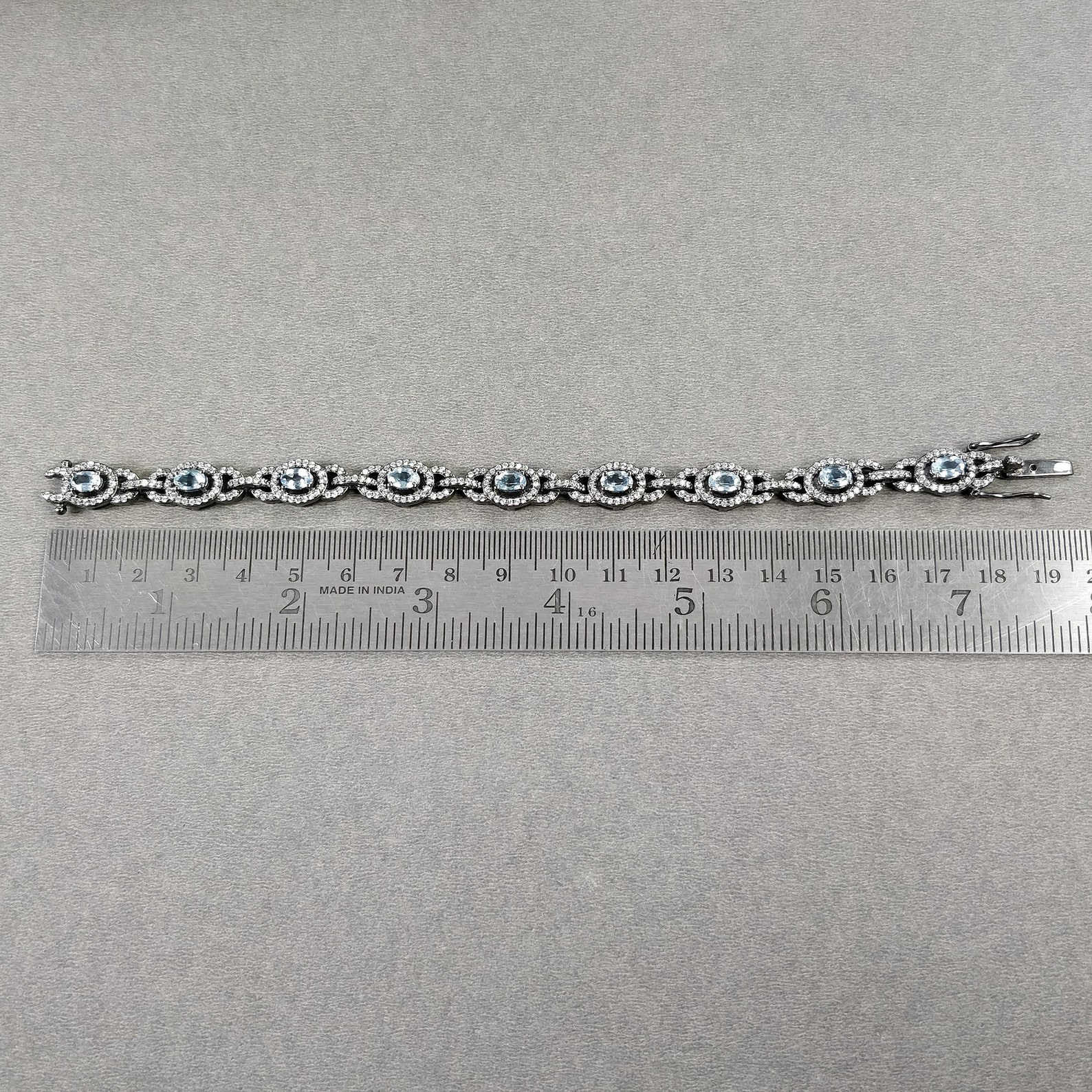 سوار من الأحجار الكريمة