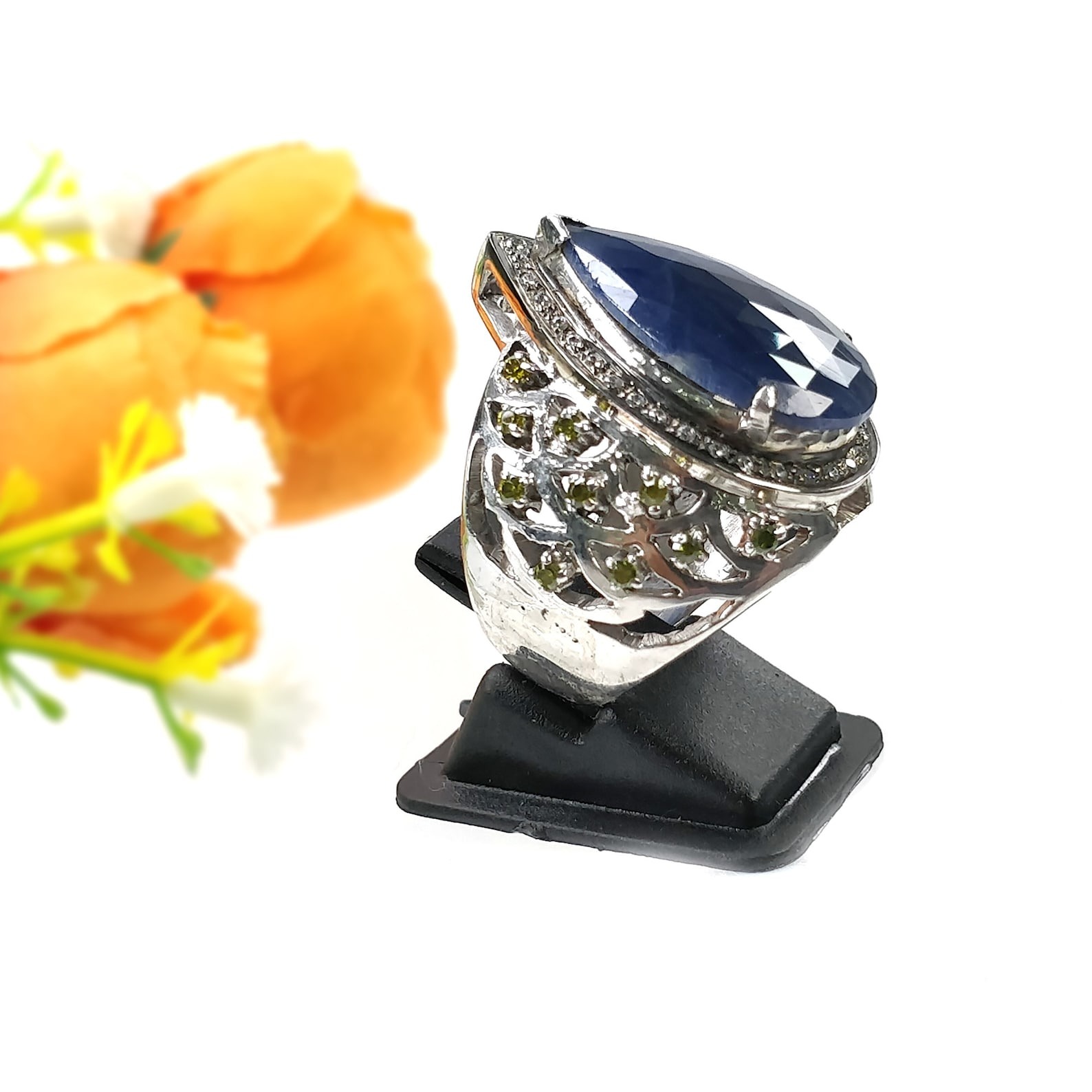 Anello con zaffiro blu