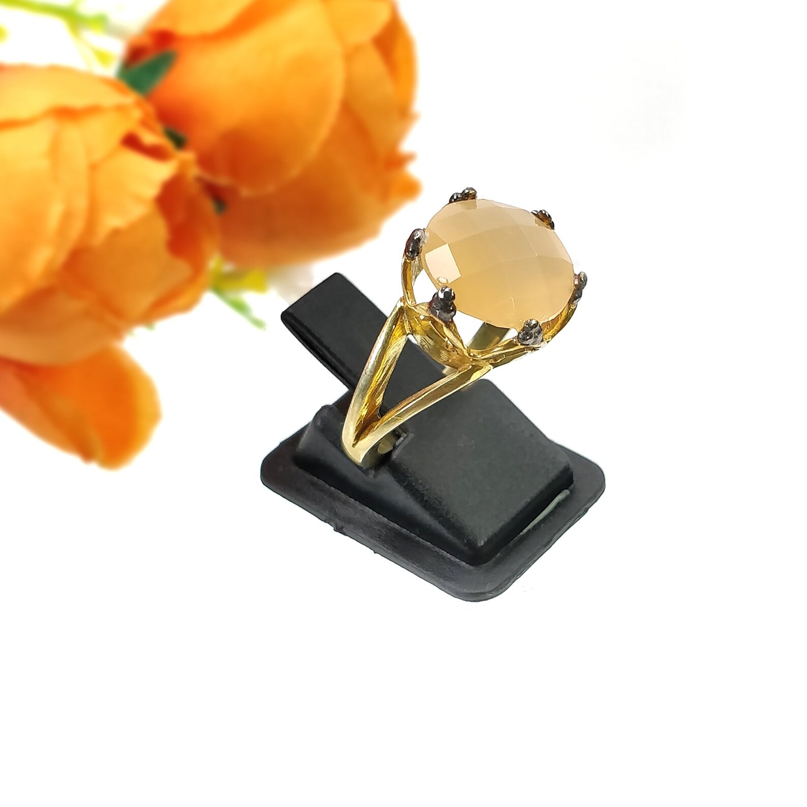 Anillo con piedra preciosa