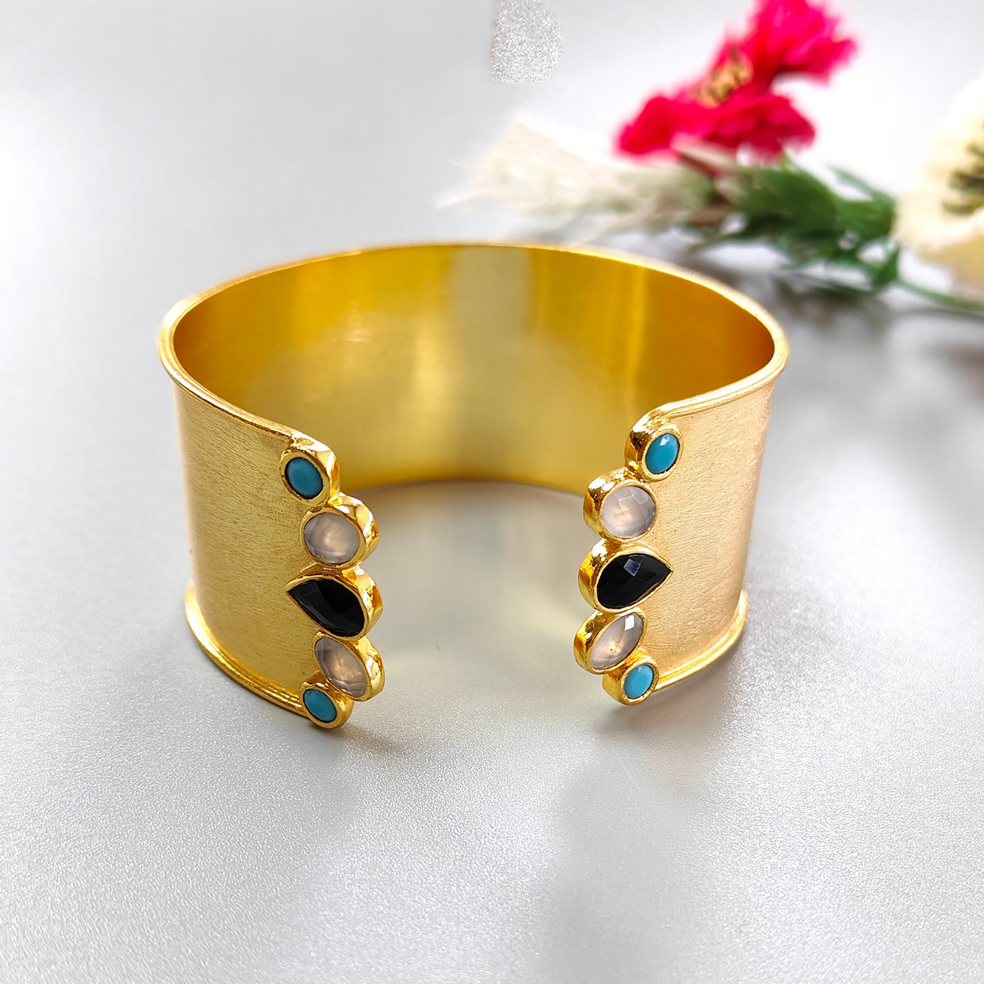 سوار من الأحجار الكريمة