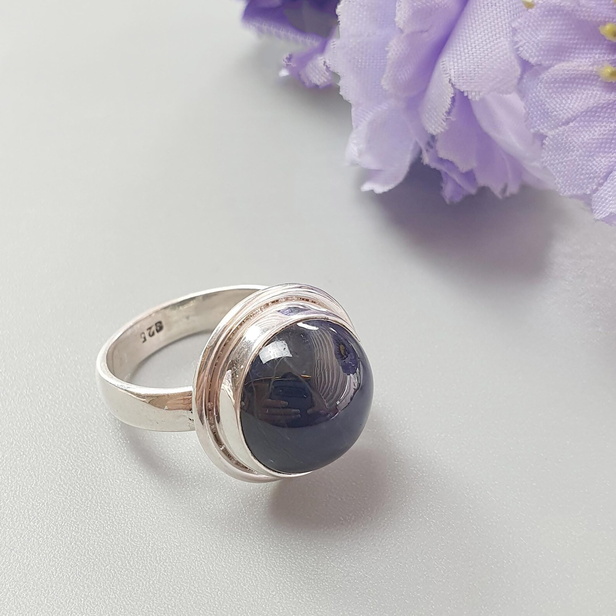 Anello con pietra preziosa