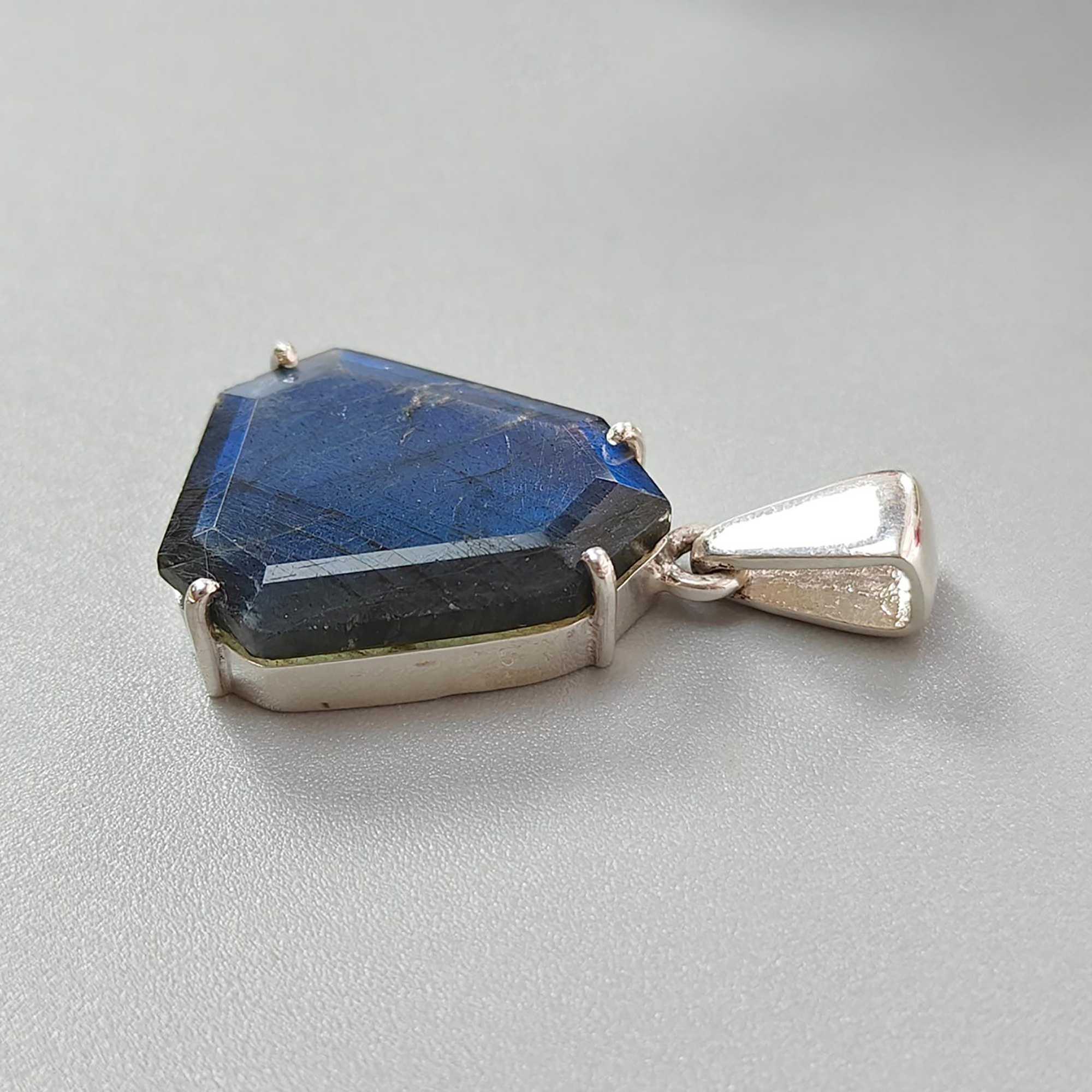 قلادة مرصعة بأربعة شوكات