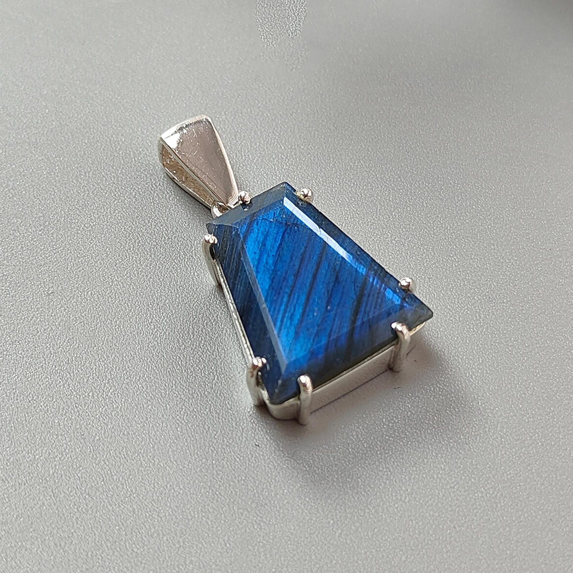 ciondolo con pietra preziosa