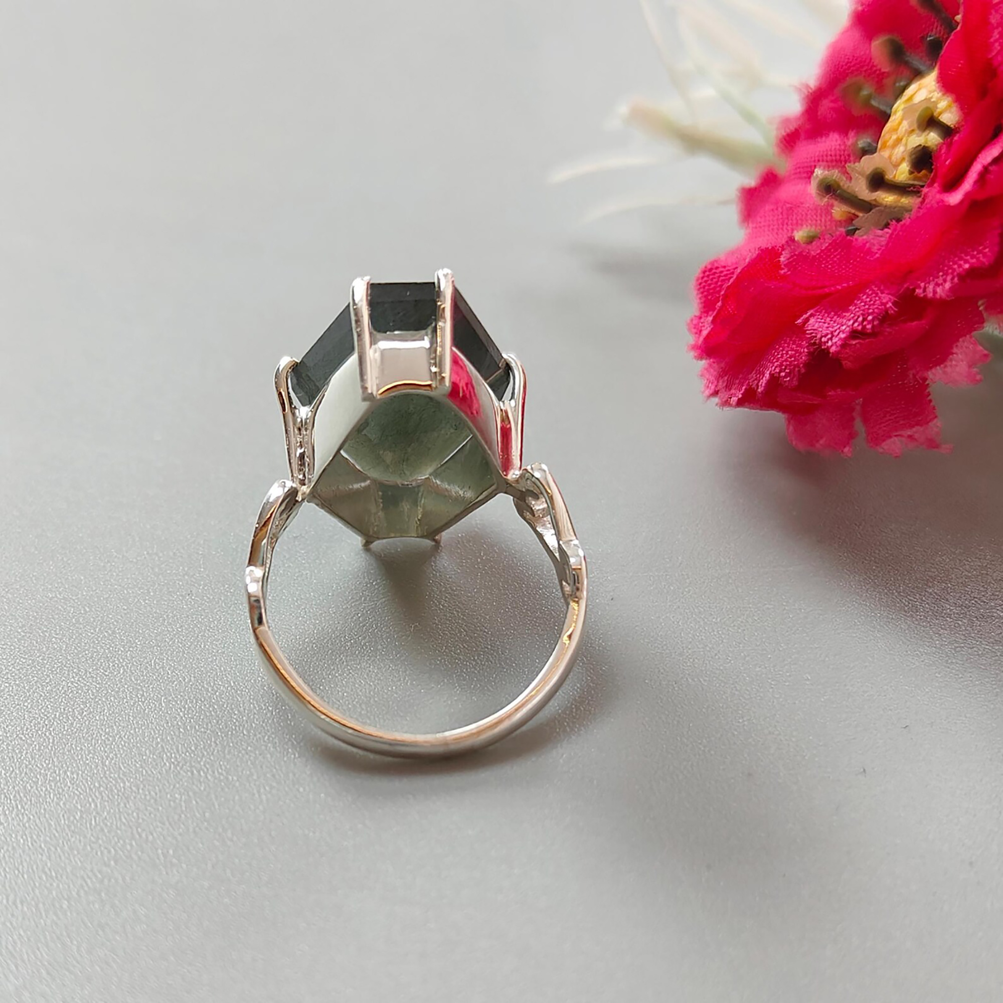 Anello con pietra preziosa