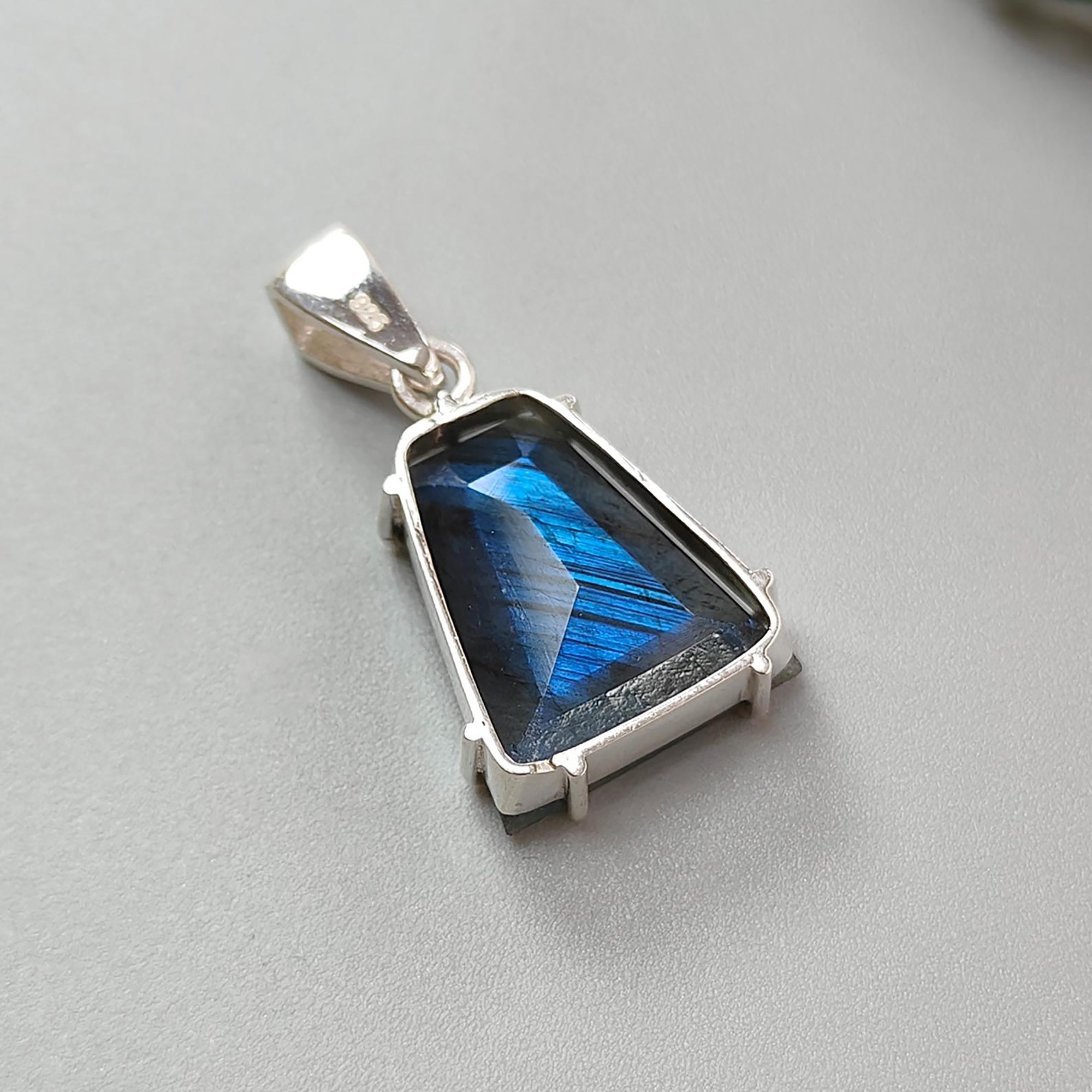 Labradorit-Anhänger