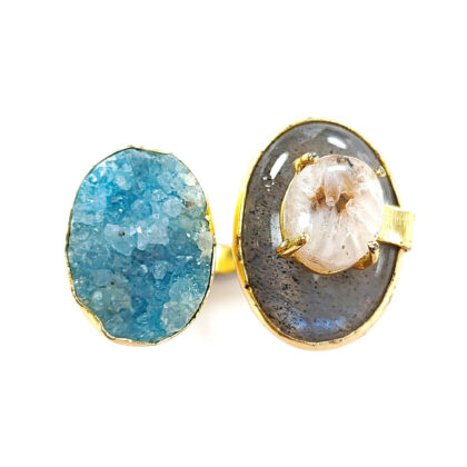 Anello con incastonatura a castone