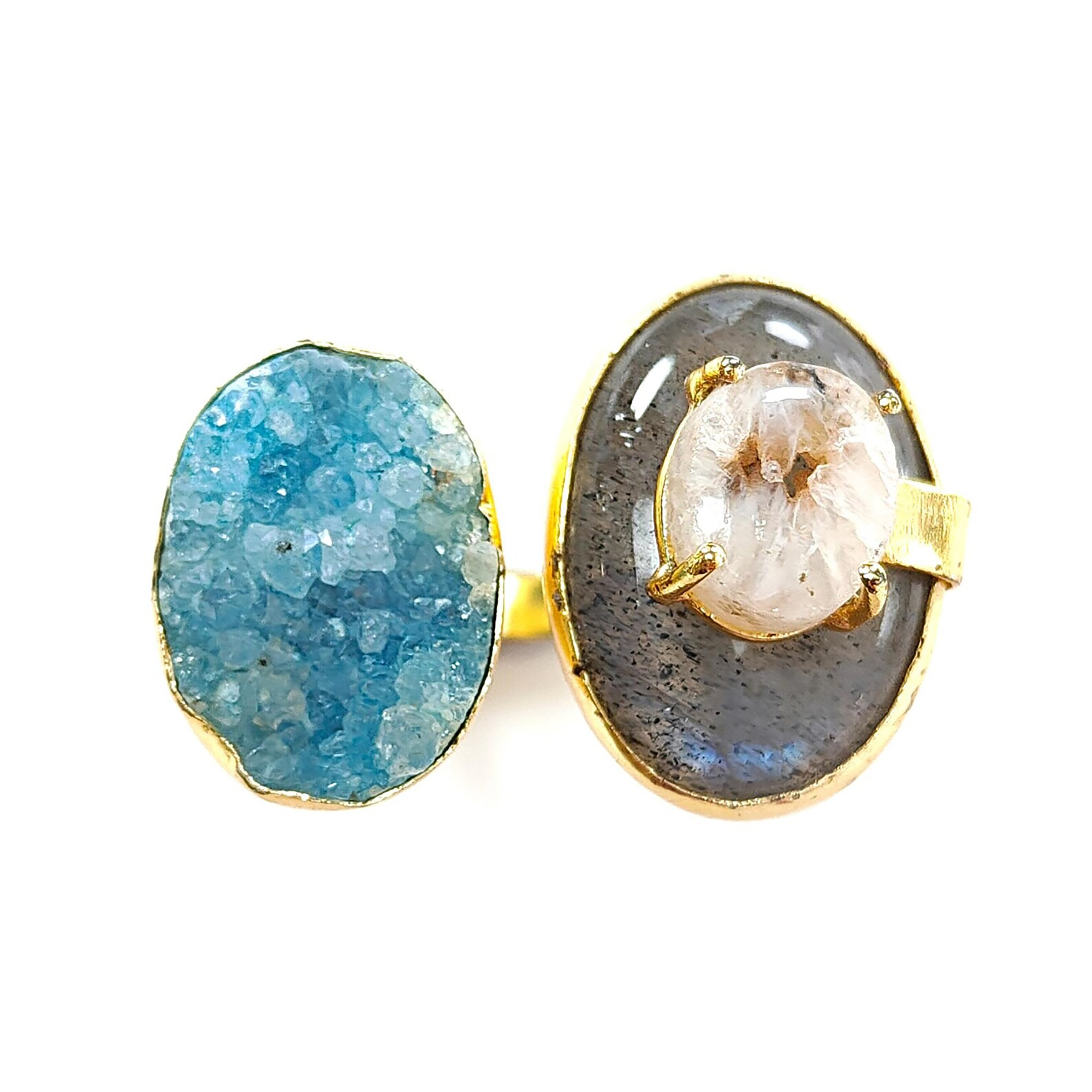 Anello con incastonatura a castone