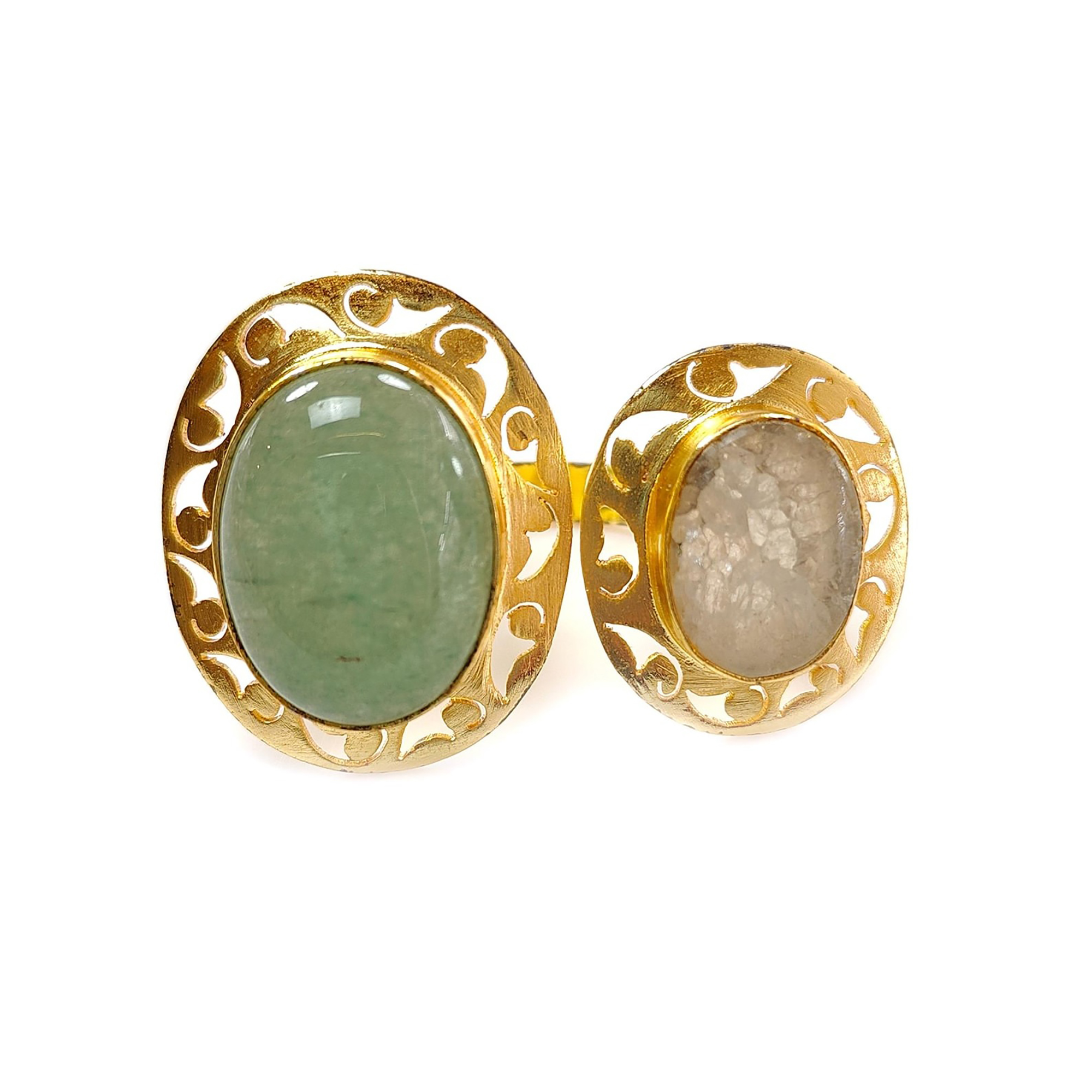 Anello con incastonatura a castone