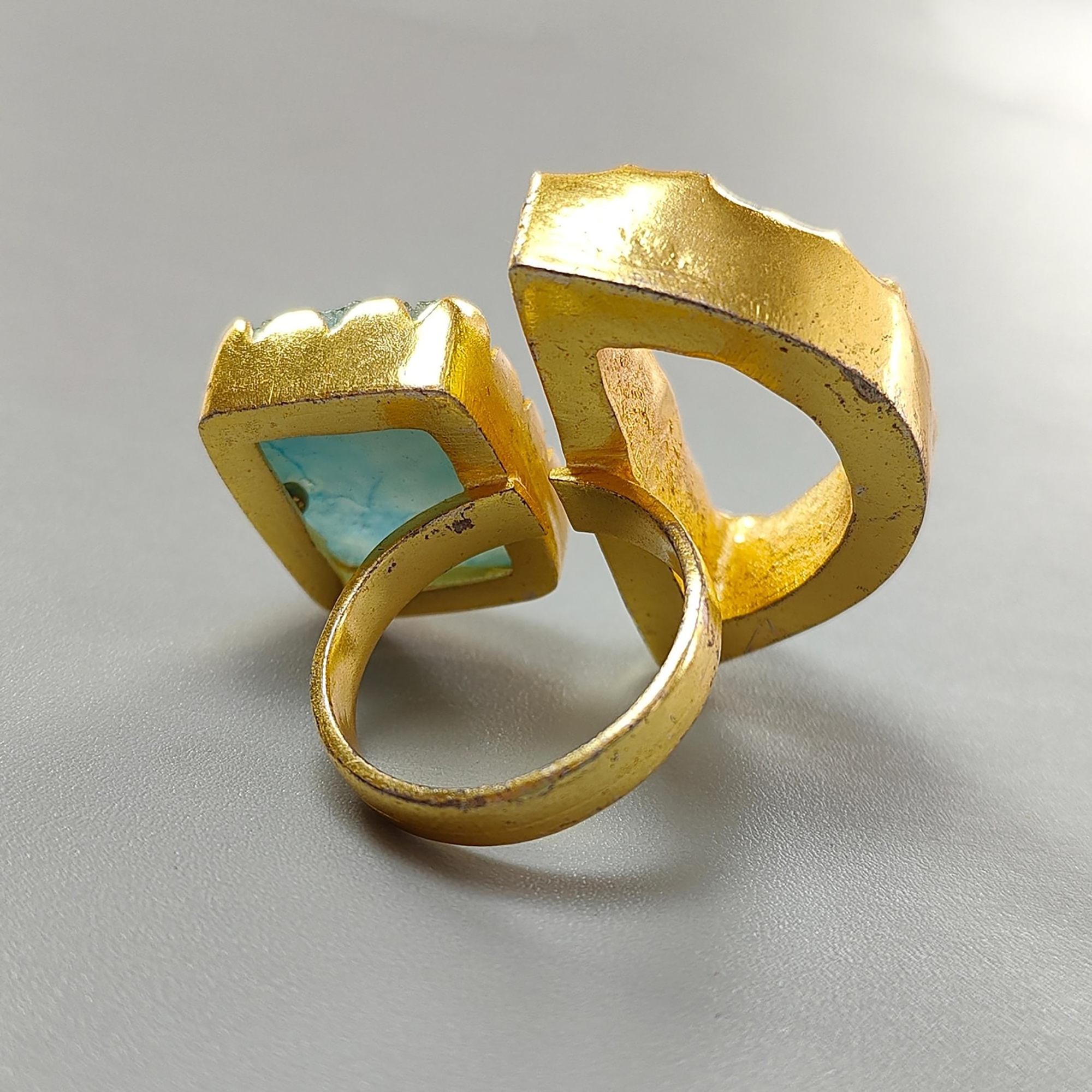 Anello con pietra preziosa