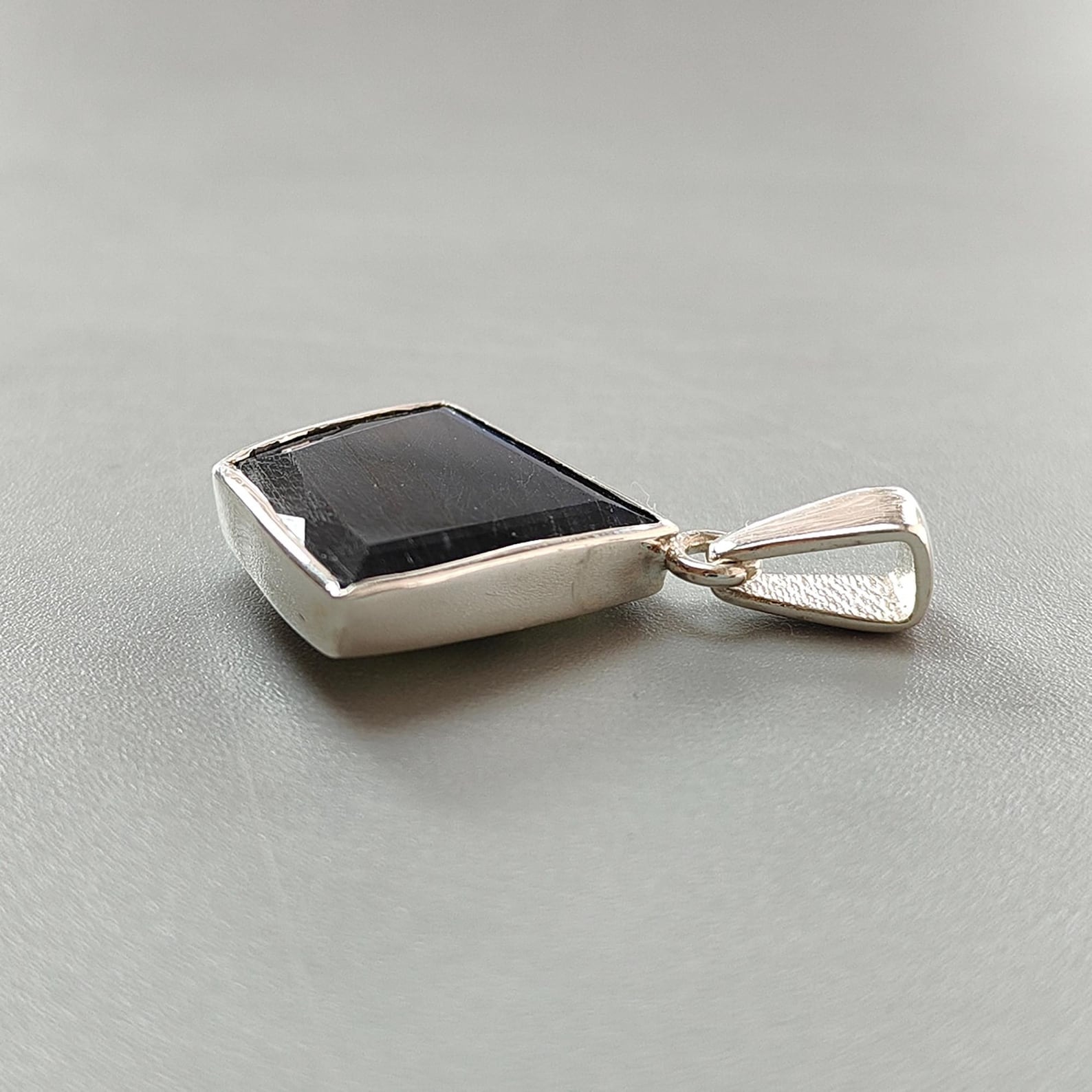 Labradorit facettierter Schliff