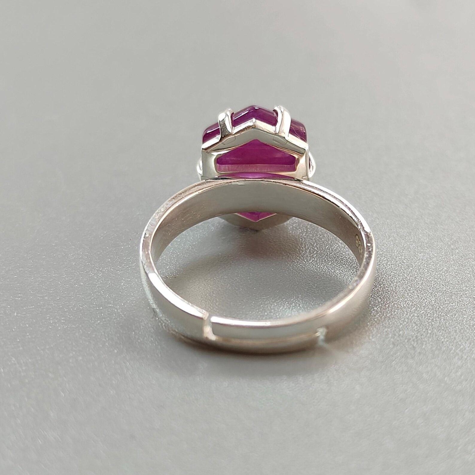 Anello con pietra preziosa