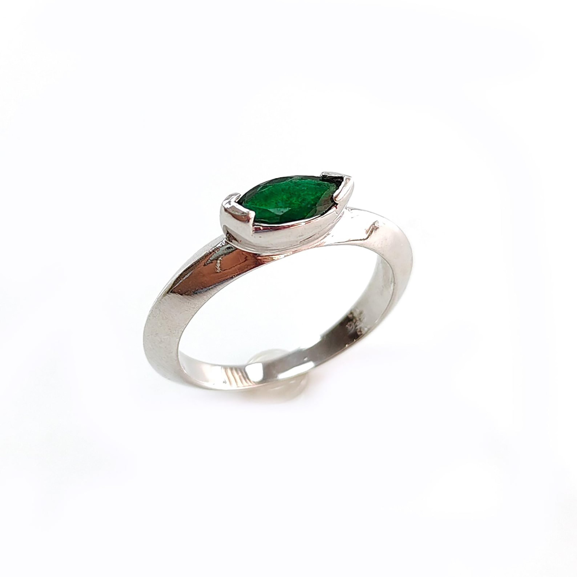 خاتم مرصع بالأحجار الكريمة