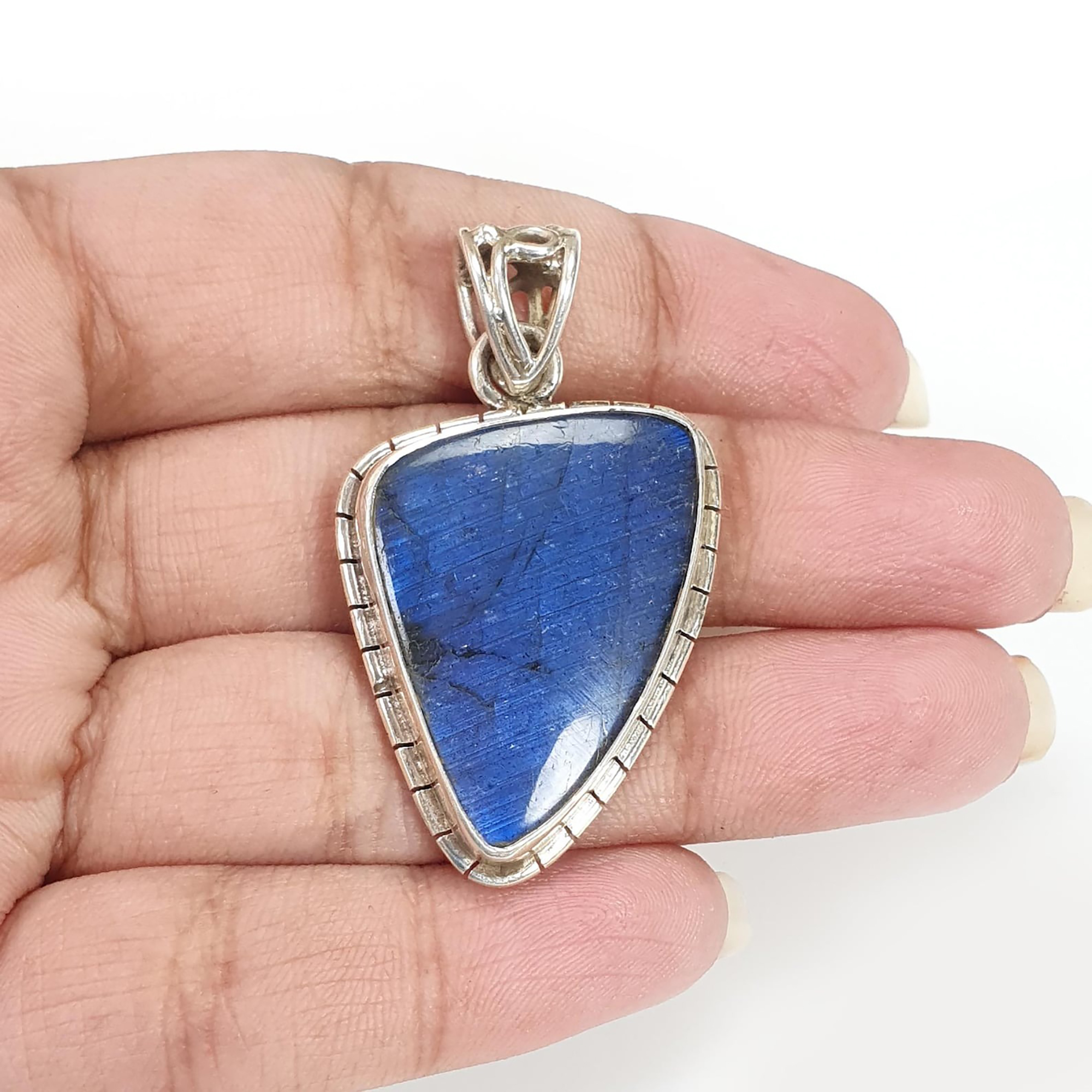 قلادة مرصعة بإطار