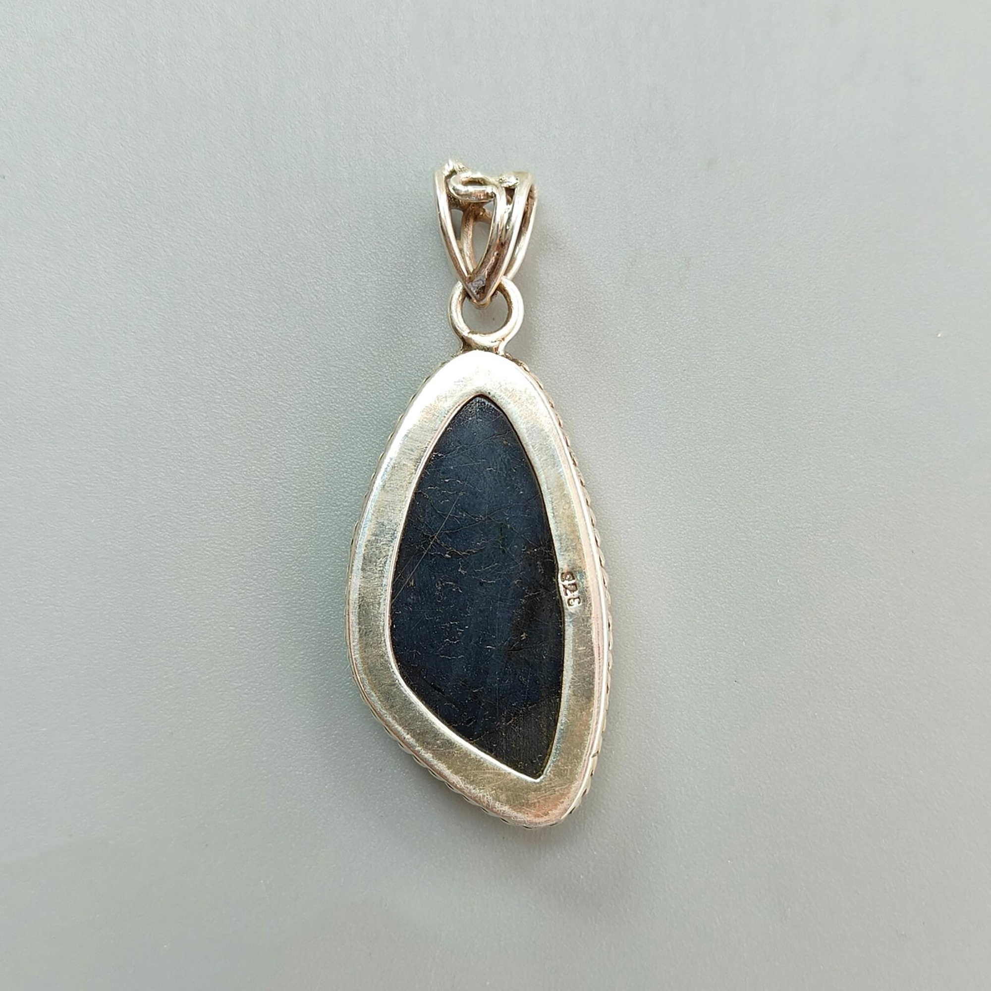 colgante de piedras preciosas