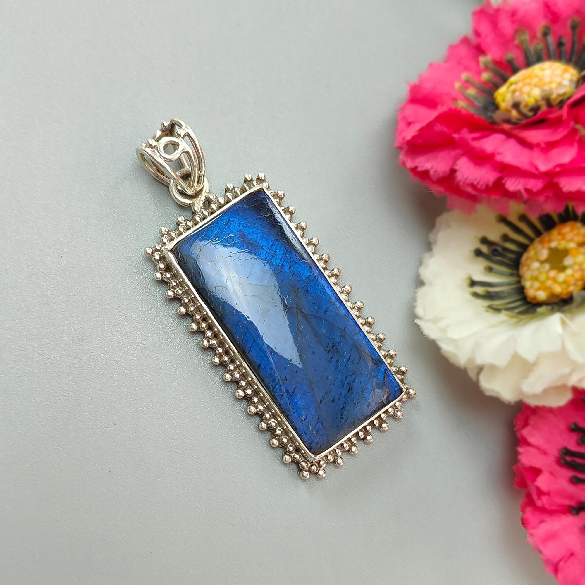 colgante de piedras preciosas