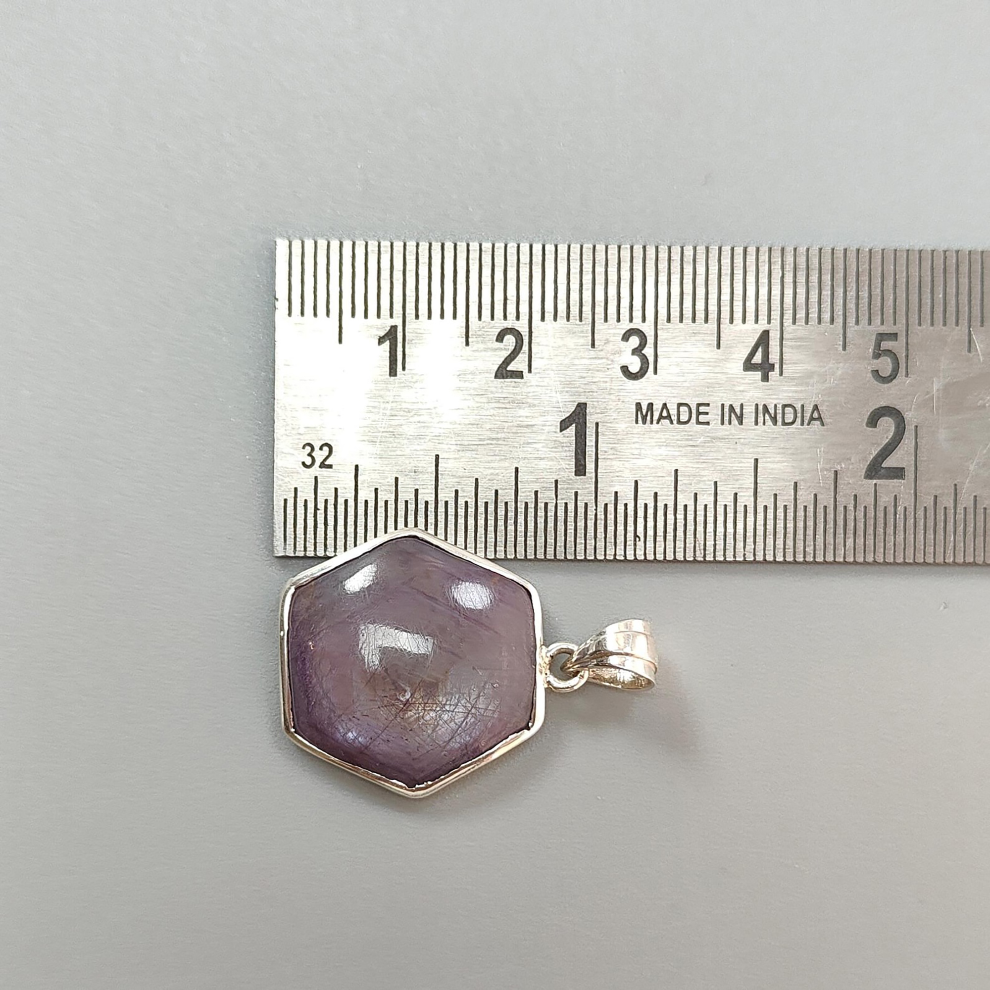 قلادة من الأحجار الكريمة