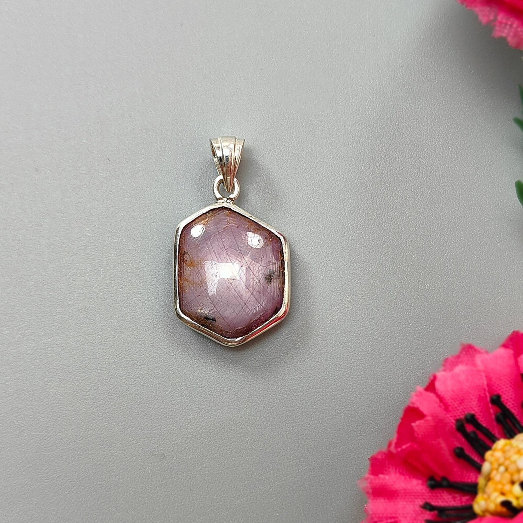 pietra portafortuna rubino stella