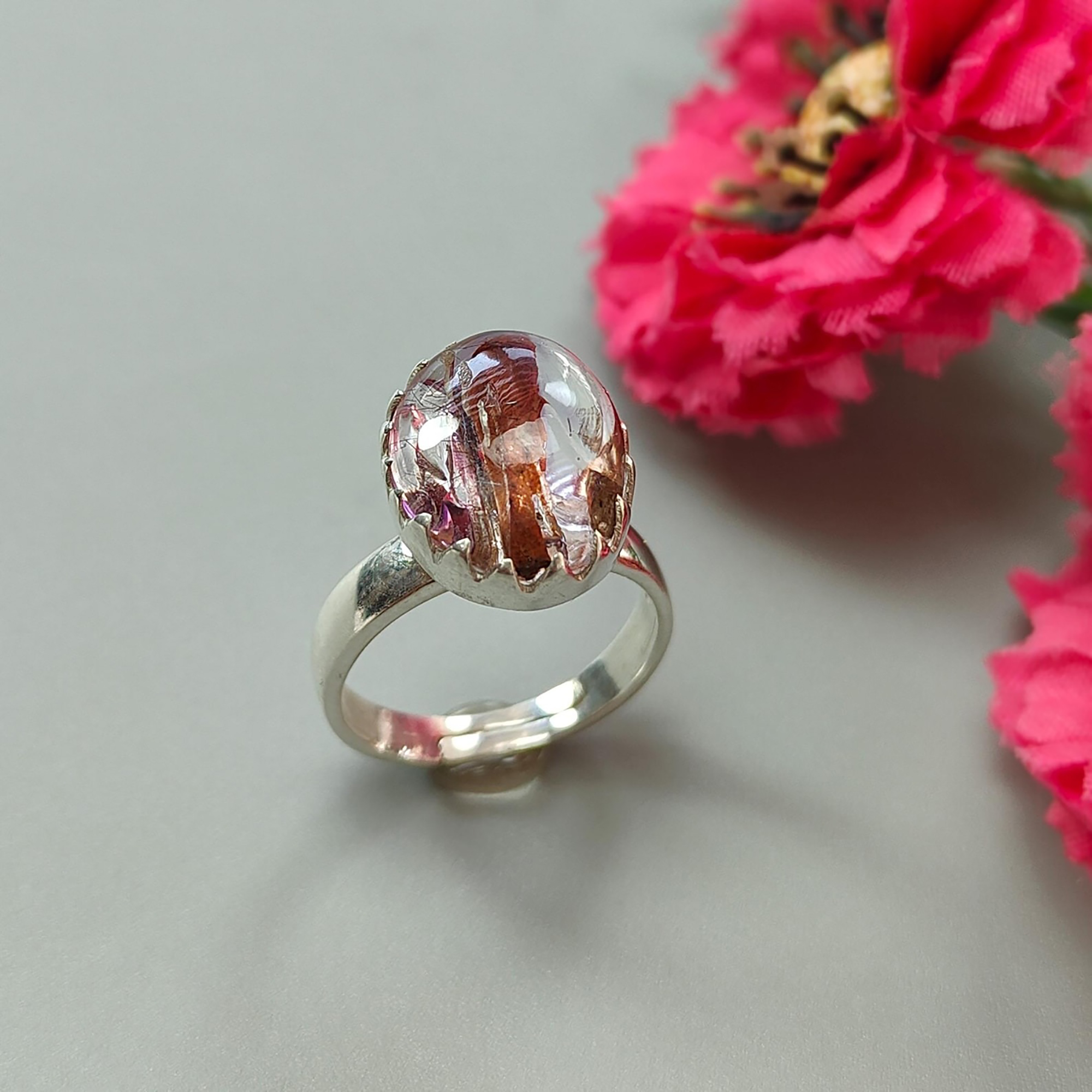 Anello con incastonatura a castone