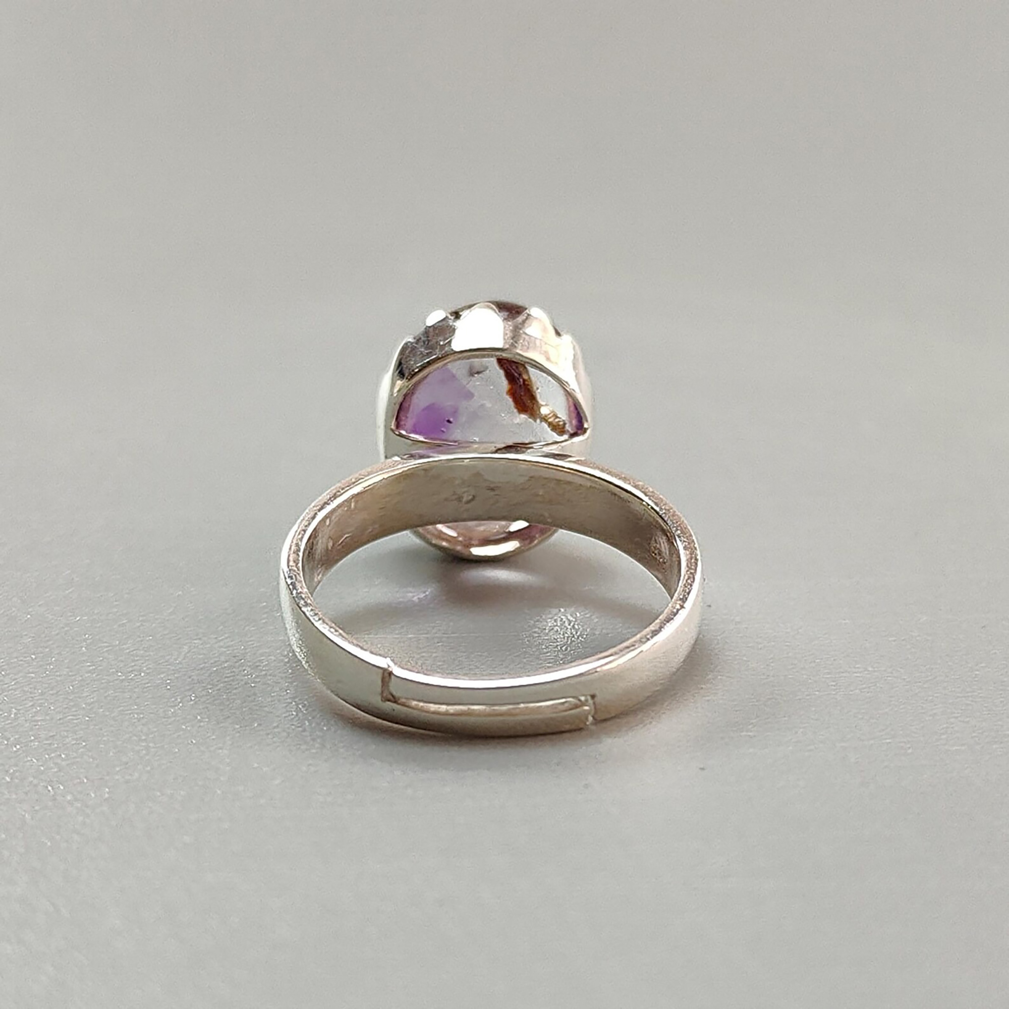 Anello con pietra preziosa