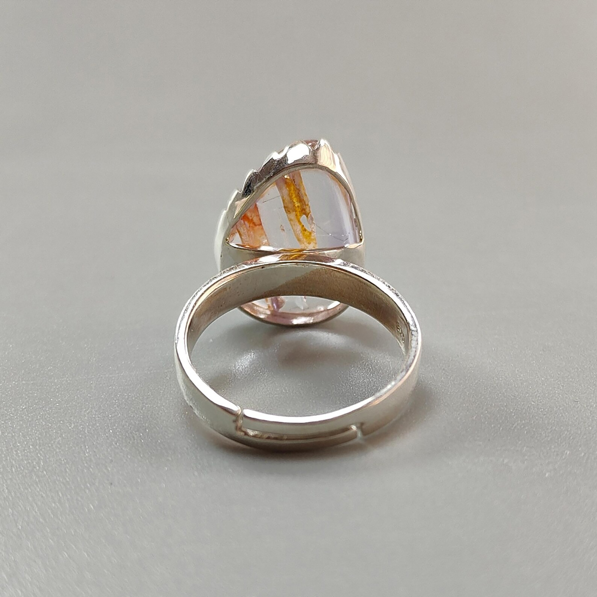 Anillo con piedra preciosa