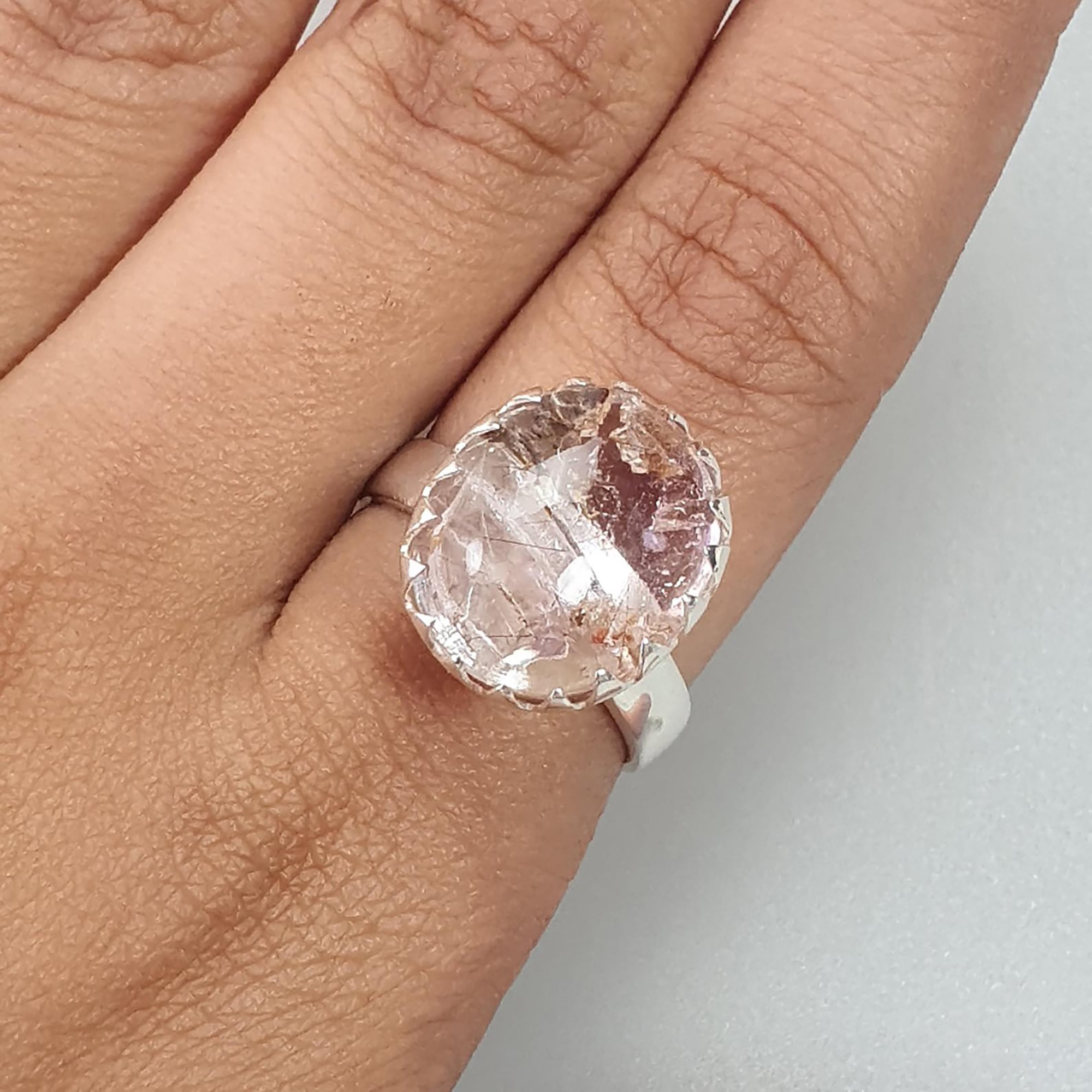 Anello con pietra preziosa