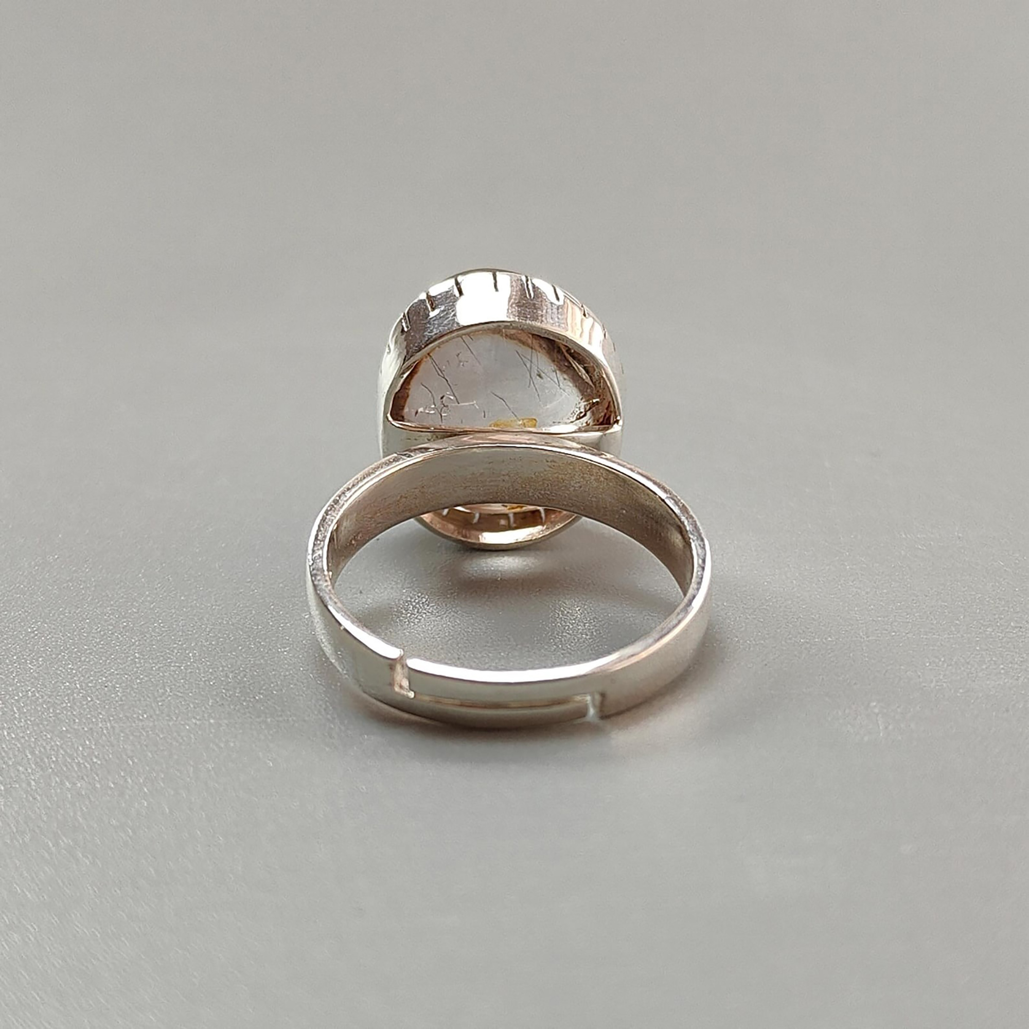 ベゼルセッティングの指輪