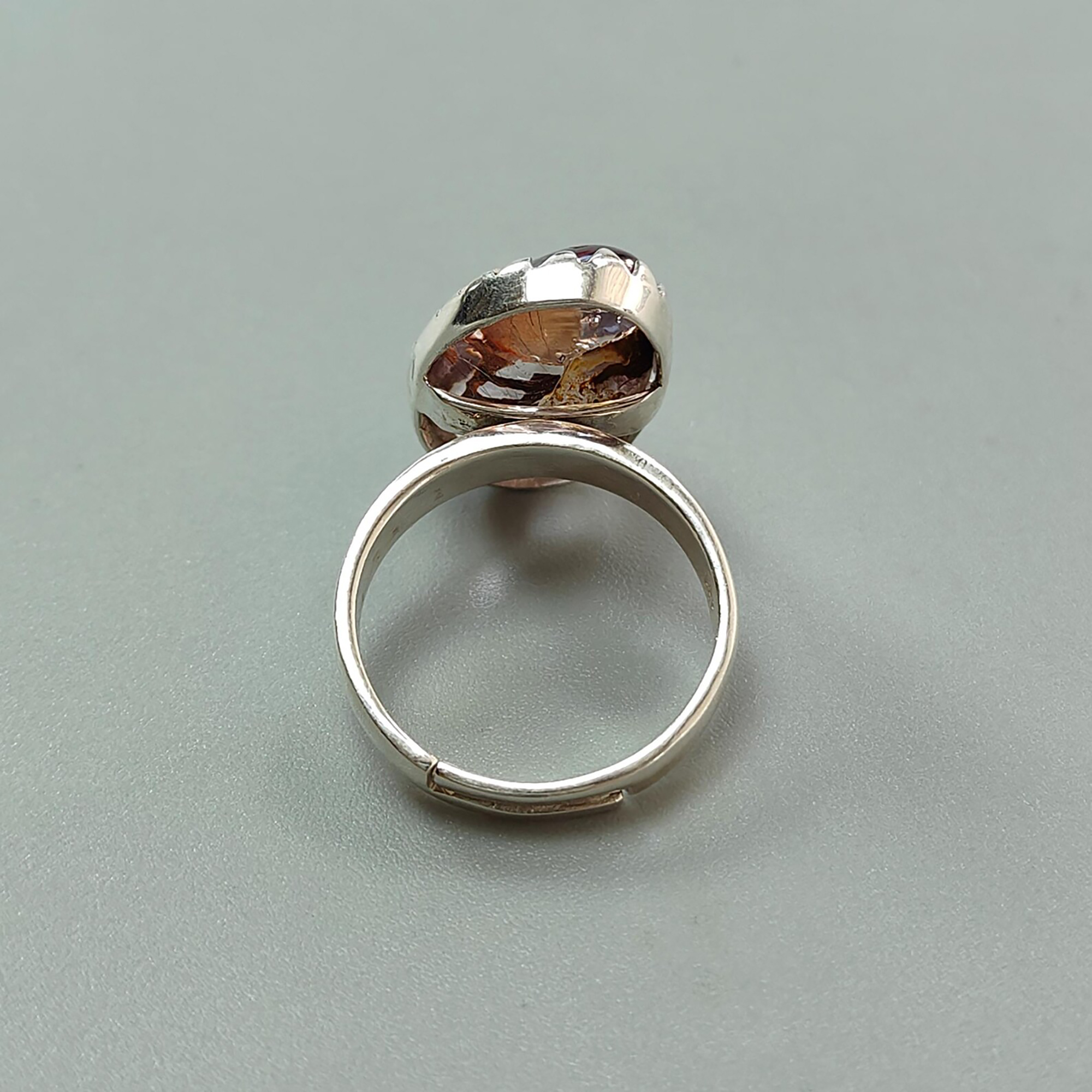 خاتم مرصع بالأحجار الكريمة