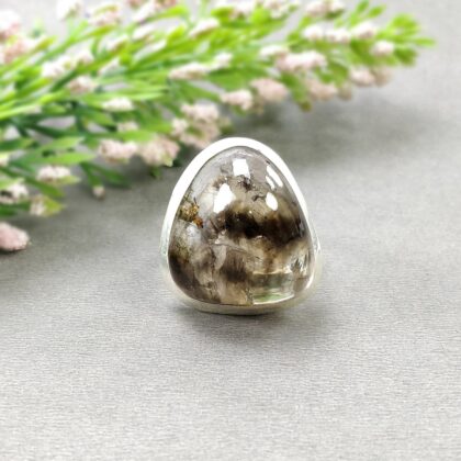 Bague avec pierre précieuse