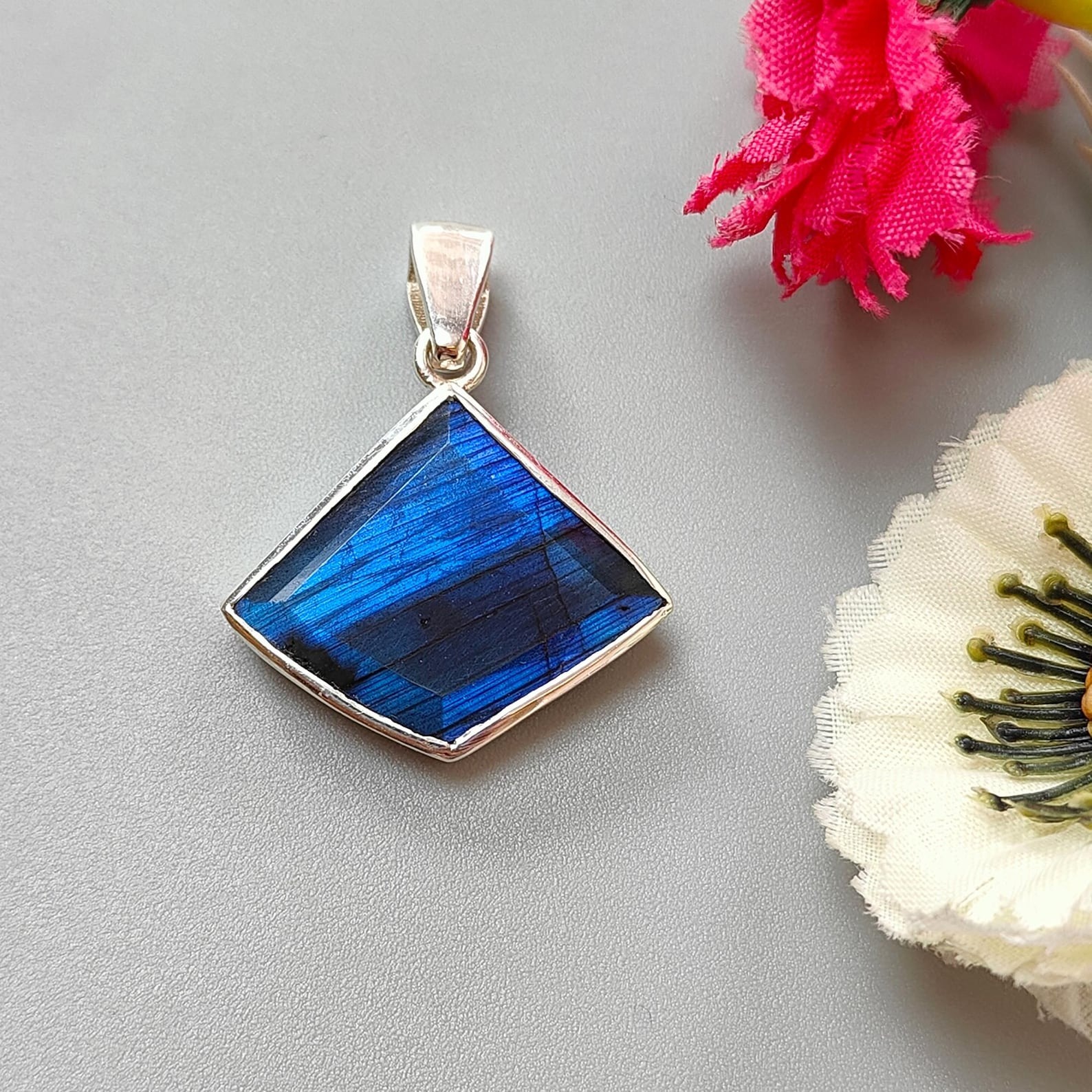 ベゼルセットペンダント