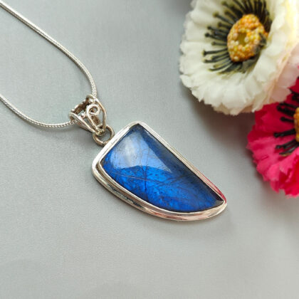 قلادة مرصعة بإطار