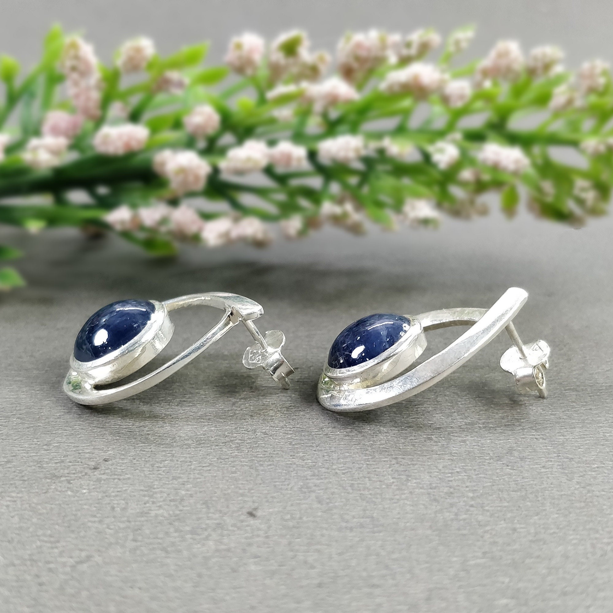 أقراط مرصعة بإطار