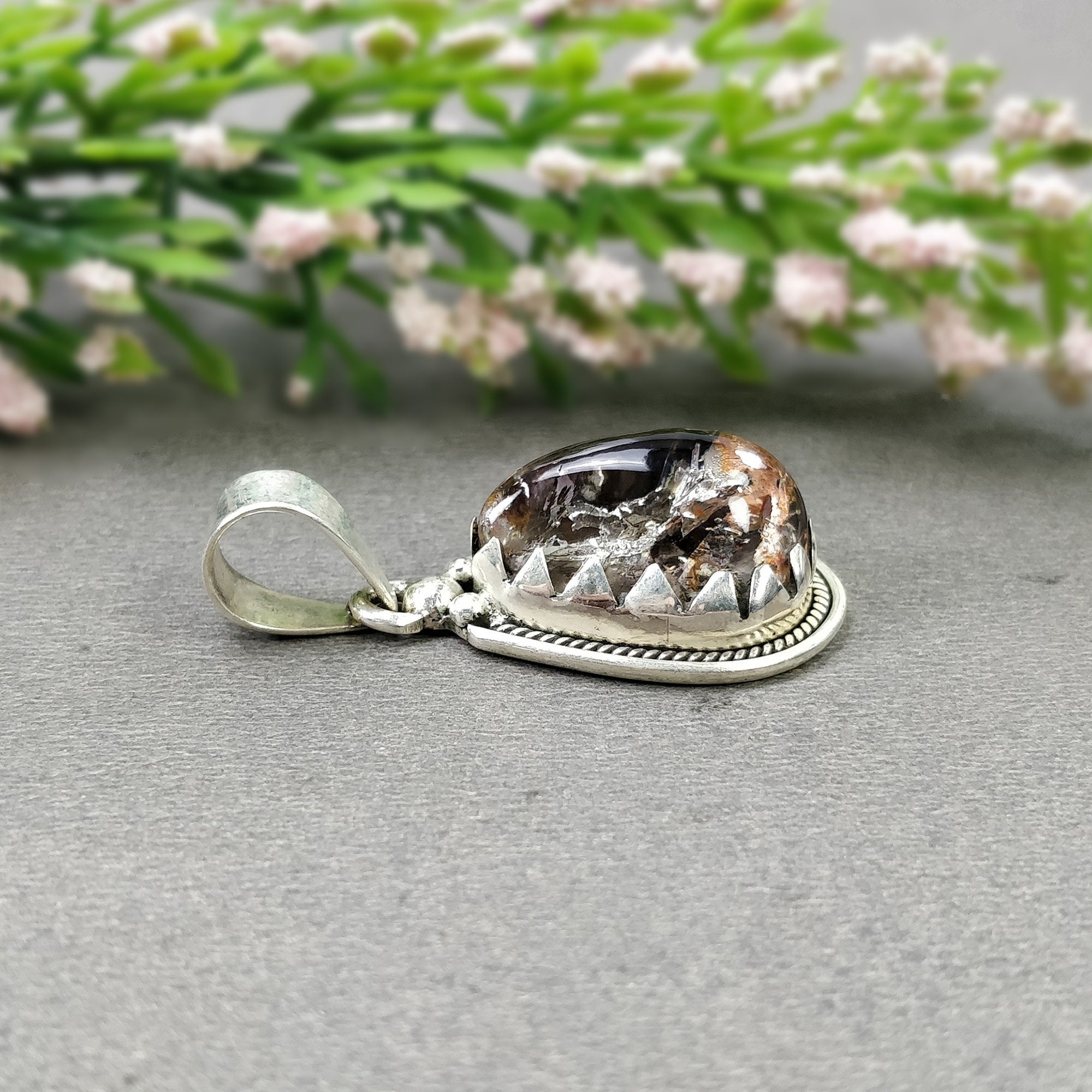 кулон для нее