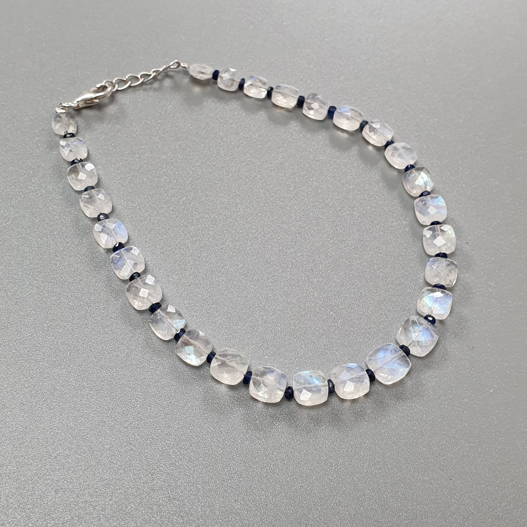 سوار من الخرز