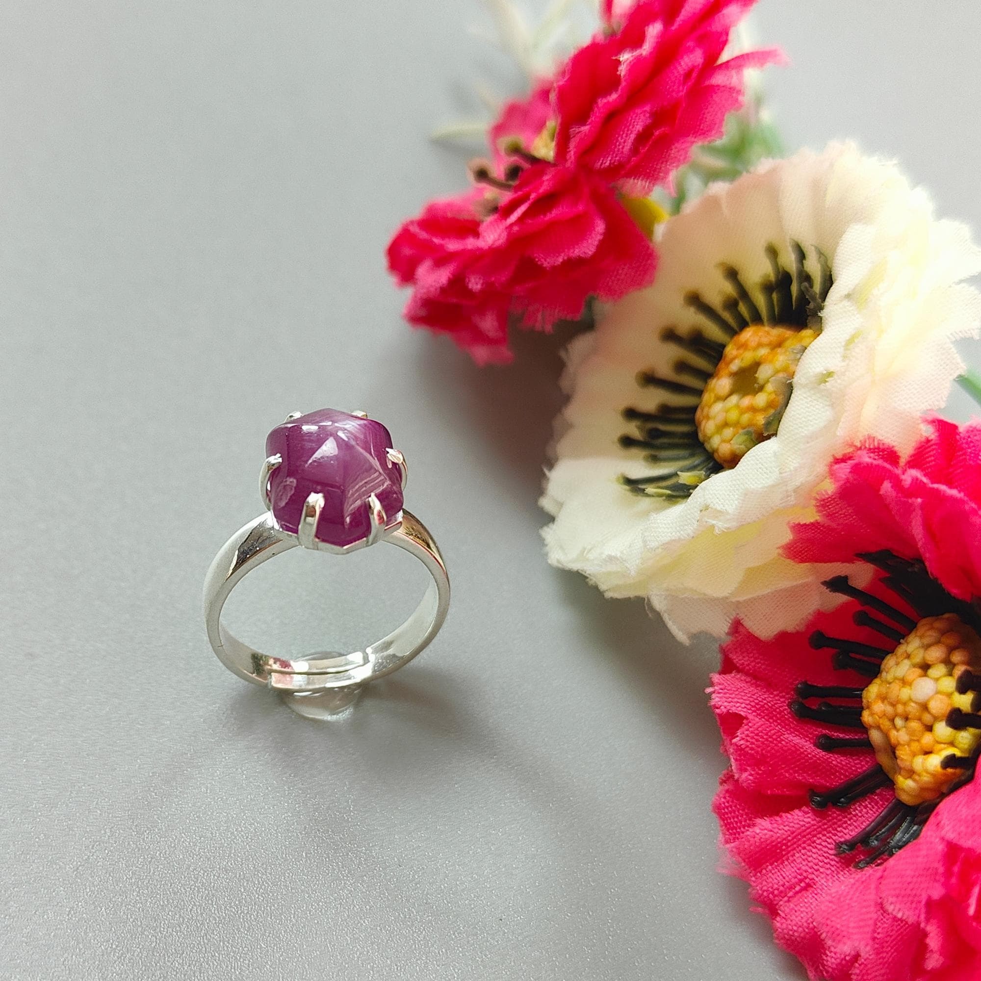 Anello con pietra preziosa