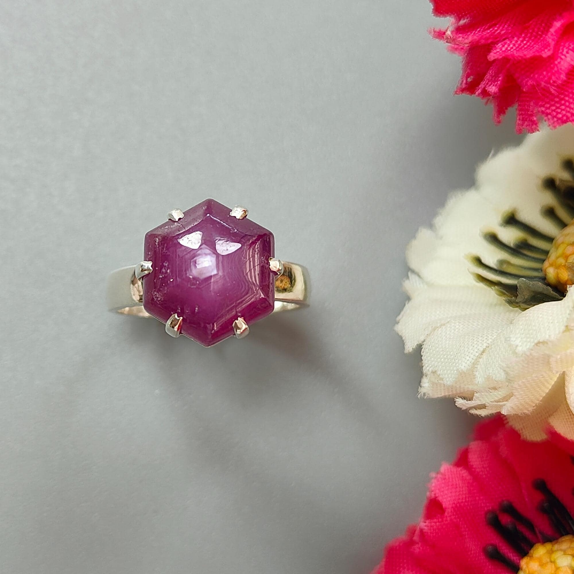 Anello con pietra preziosa