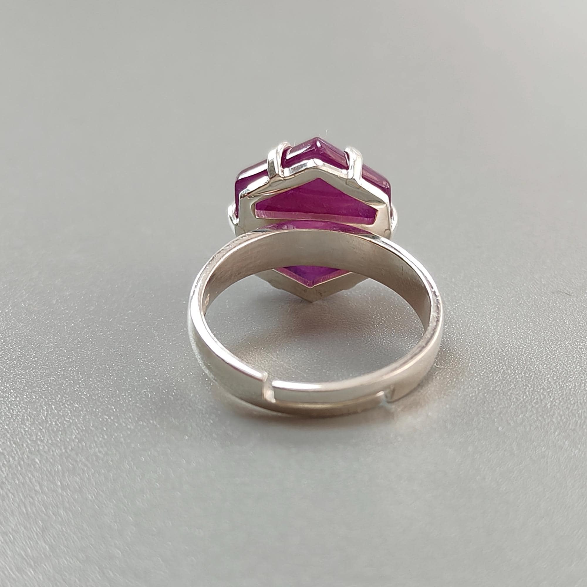 خاتم مرصّع بالمخالب