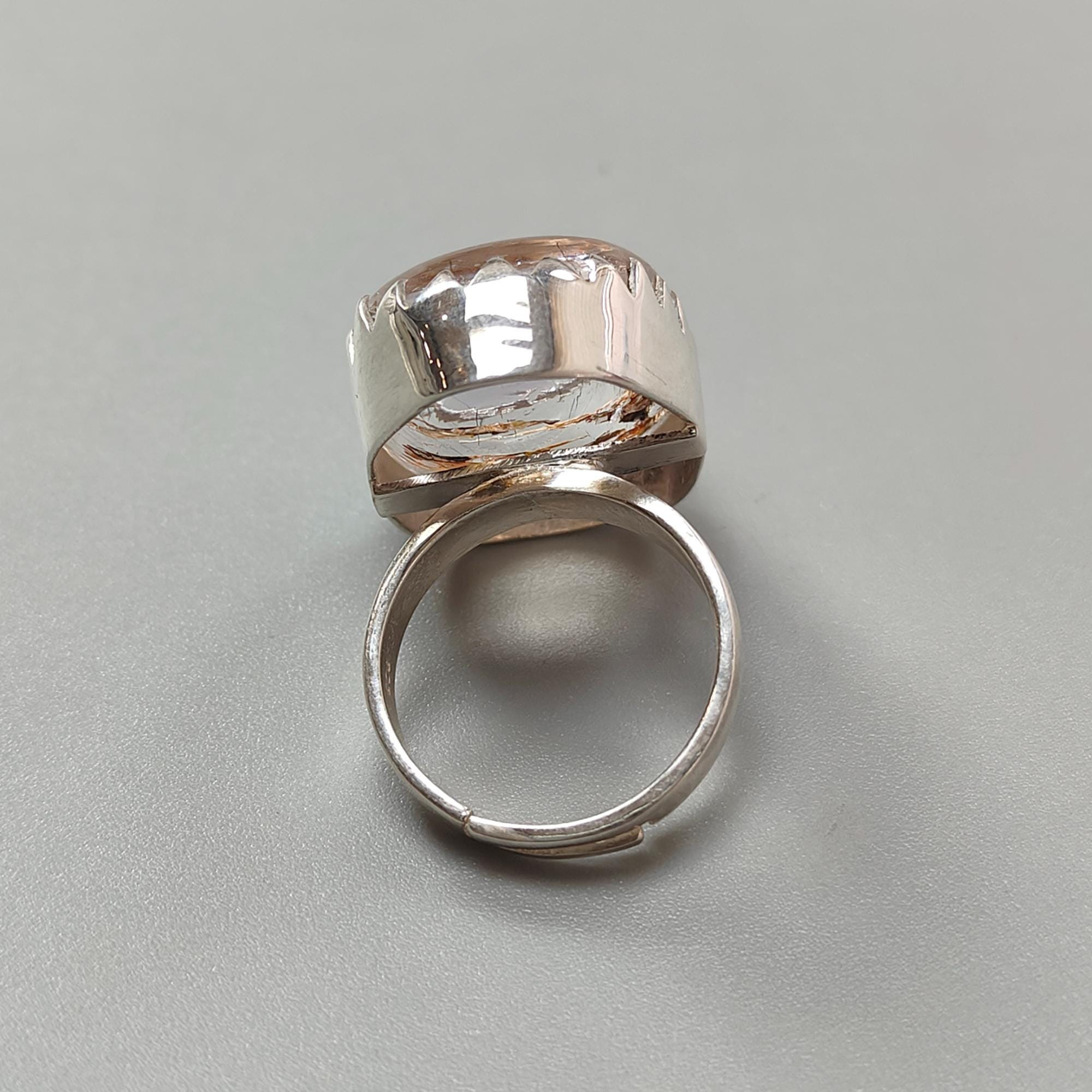 ベゼルセッティングの指輪