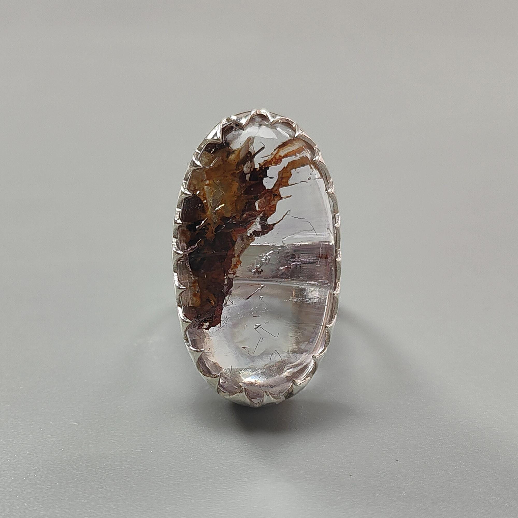 Anello con pietra preziosa