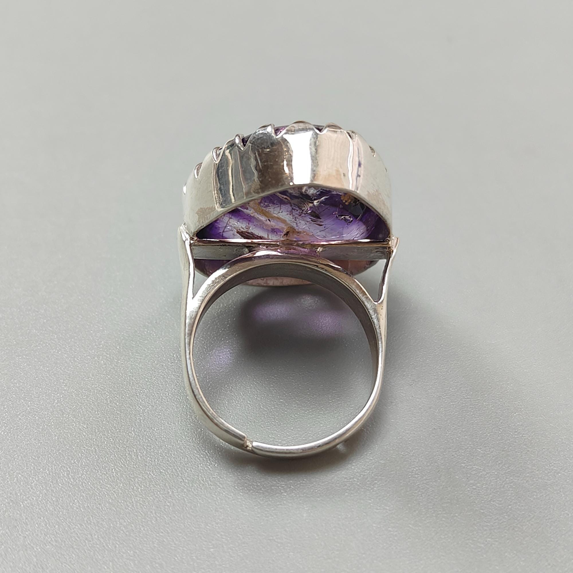 Anello con pietra preziosa